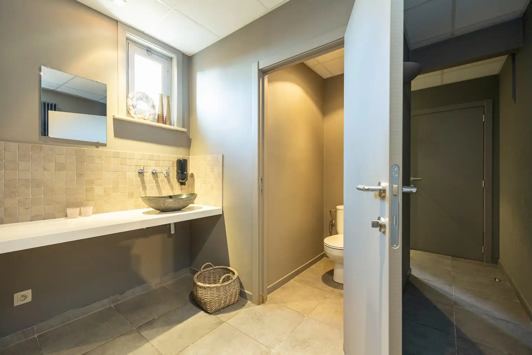 Woning met handelspand (voorheen restaurant) op een perceel van 2.128 m². foto 6