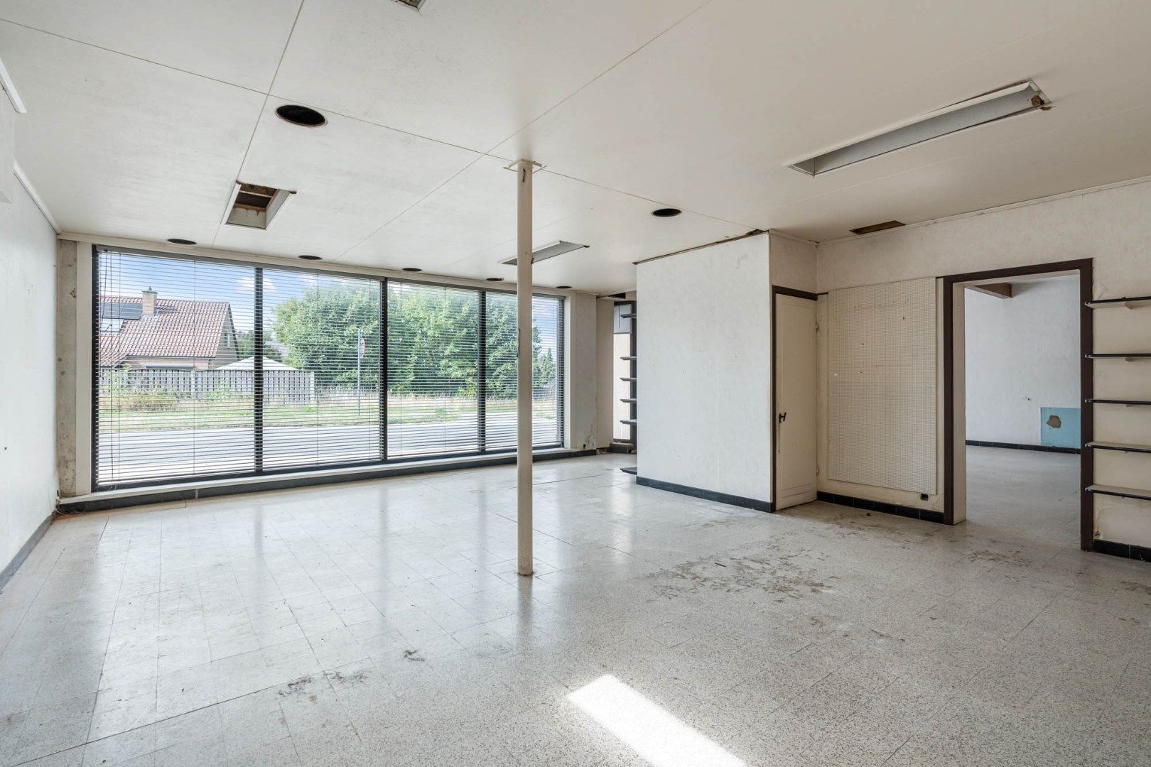 Multifunctioneel gebouw op een zichtlocatie langs een doorgangsweg net buiten het centrum van Bree!  foto 5