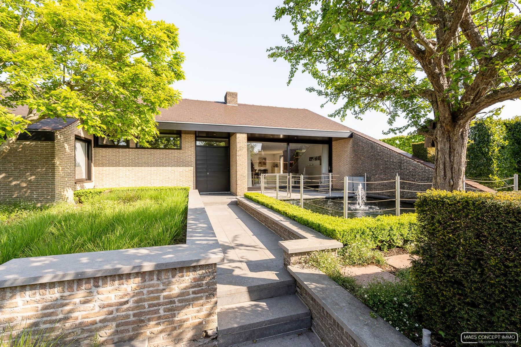 Handelsfonds te koop met uniek commercieel vastgoed: villa, winkel en loods foto 4
