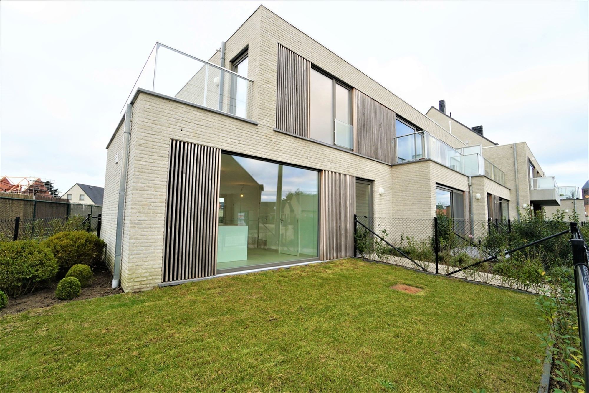 Energiezuinige woning met 3 slaapkamers en garage te Ertvelde foto {{pictureIndex}}