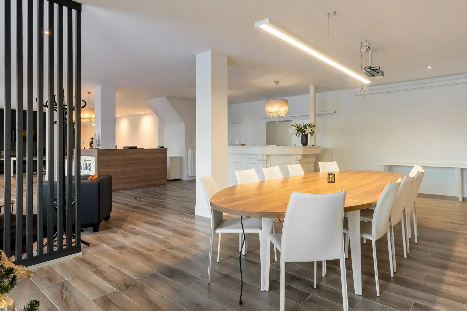 Uiterst gunstig gelegen kantoor met woonst. foto 23