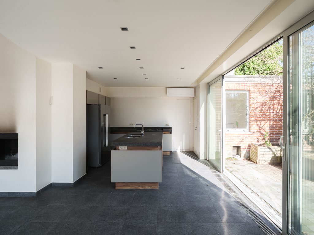 Voormalige dokterswoning met praktijkruimte en stadstuin foto 5