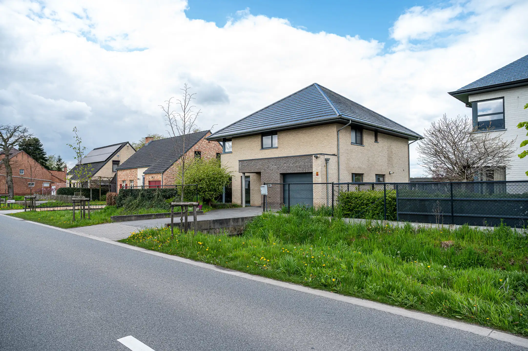Moderne gezinswoning met inpandige garage en grote tuin. foto {{pictureIndex}}
