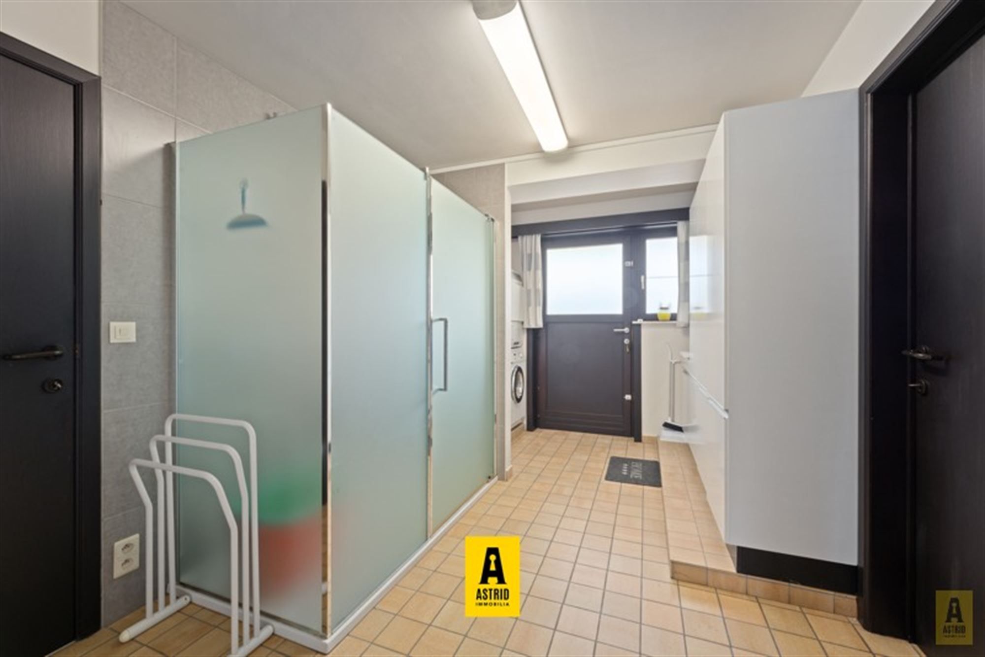 Karaktervolle voormalige dokterswoning met zee aan ruimte en mogelijkheden! foto 24