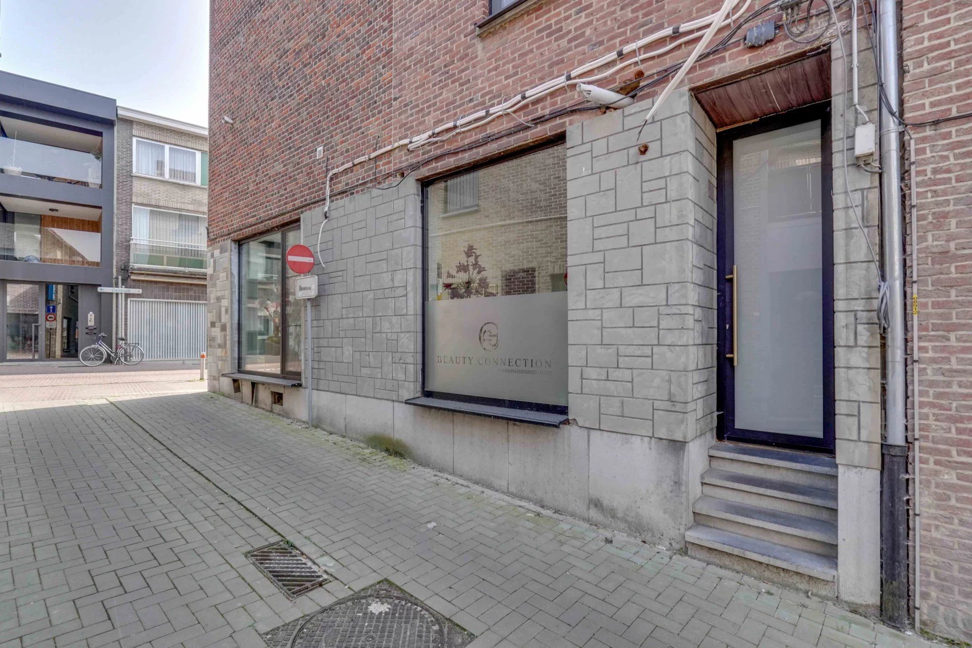 Goedgelegen, volledig gerenoveerd handelspand met woonst foto 3