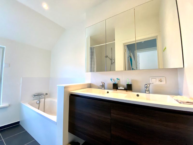 Moderne rijwoning met 2 slaapkamers, tuin en parkeerplaats foto 7
