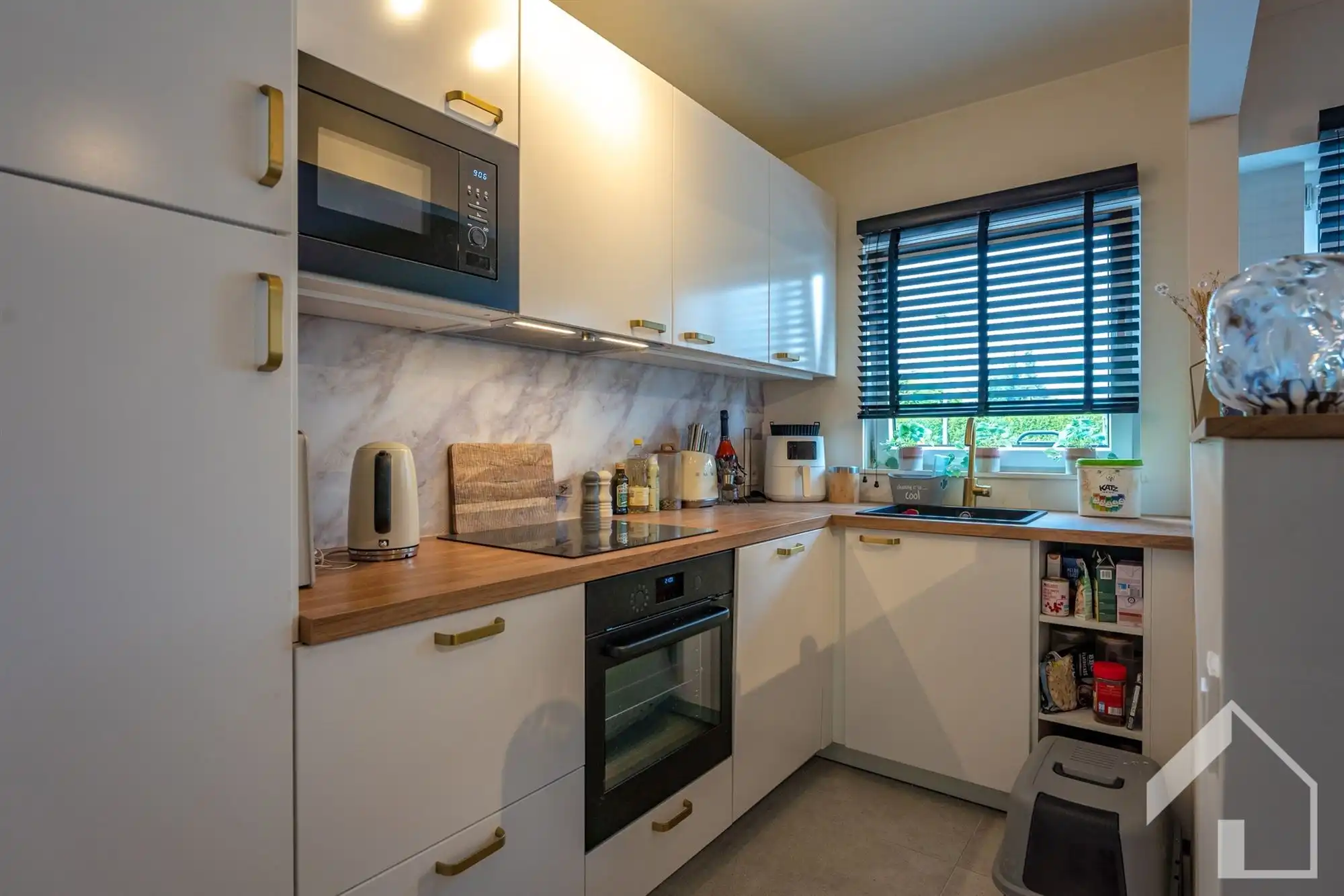 Totaal gerenoveerd gelijkvloersappartement met 2 slaapkamers en garagebox foto 4