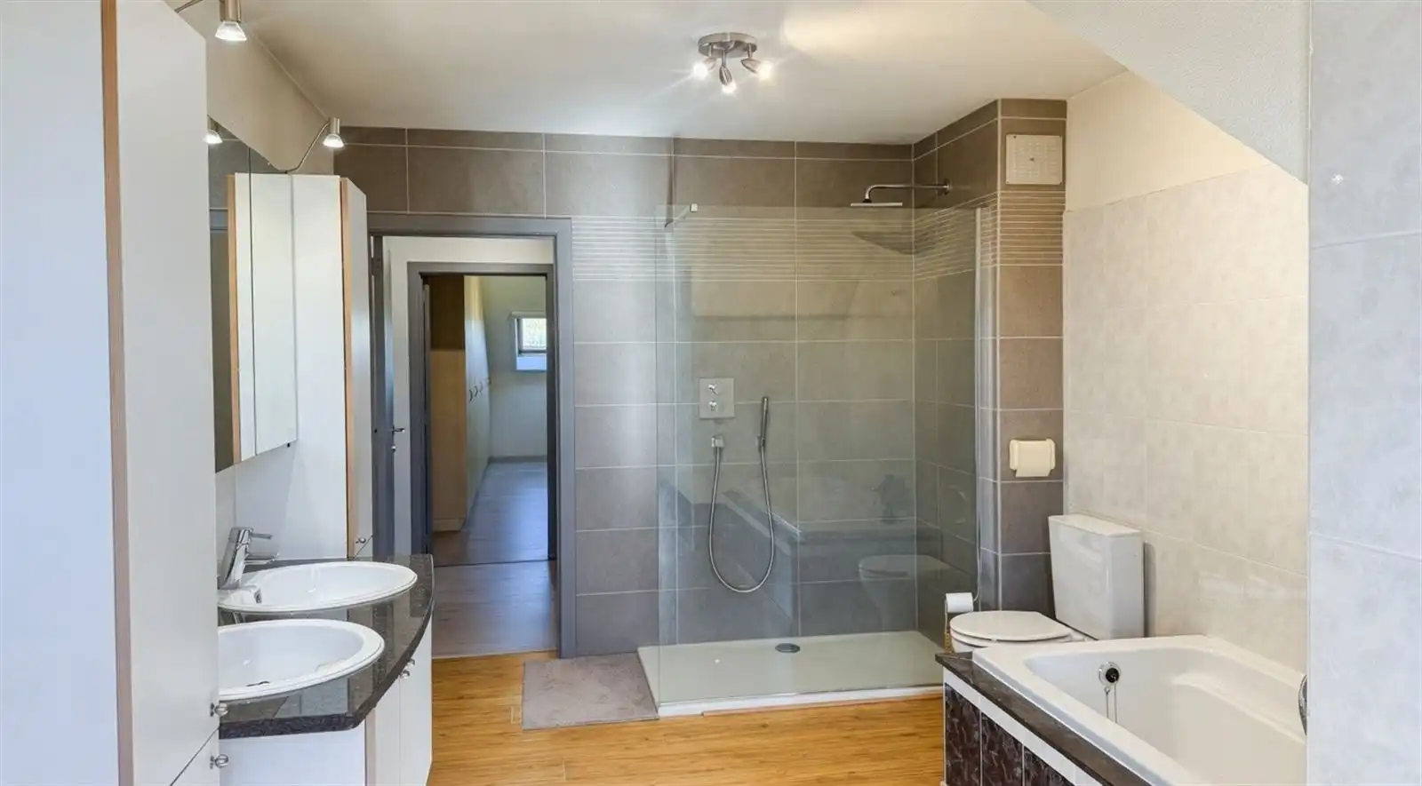 Stijlvolle woning in groene omgeving met 3 slaapkamers foto 17