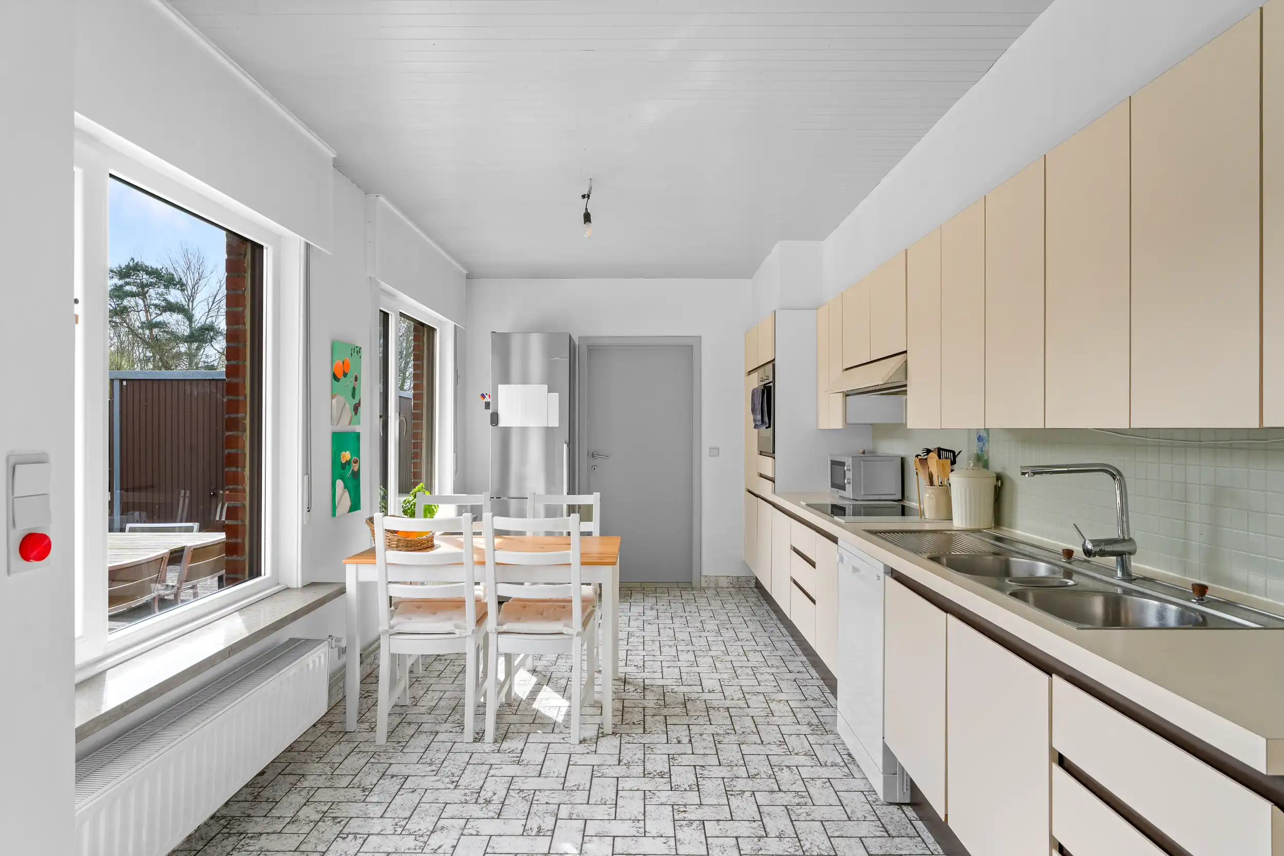 Ruime gezinswoning met 4 slpk, zonnepanelen & zonnige tuin foto 7