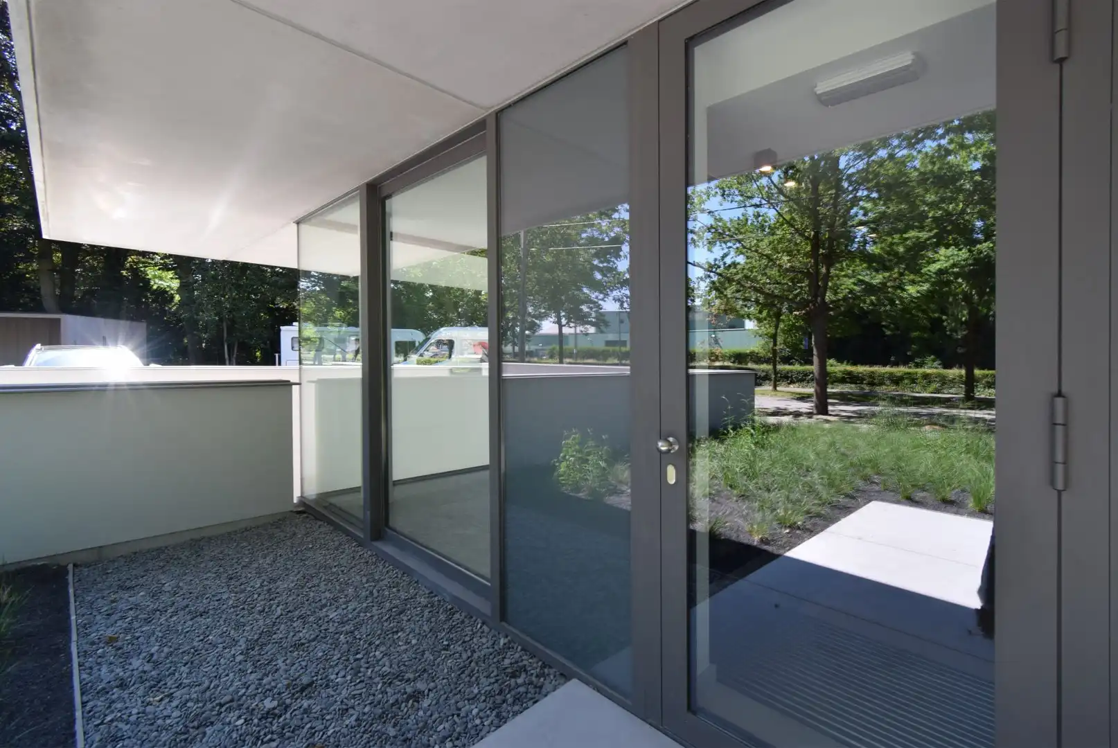 UNIEK INSTAPKLAAR GELIJKVLOERS APPARTEMENT IN EEN GROENE OMGEVING. foto 15