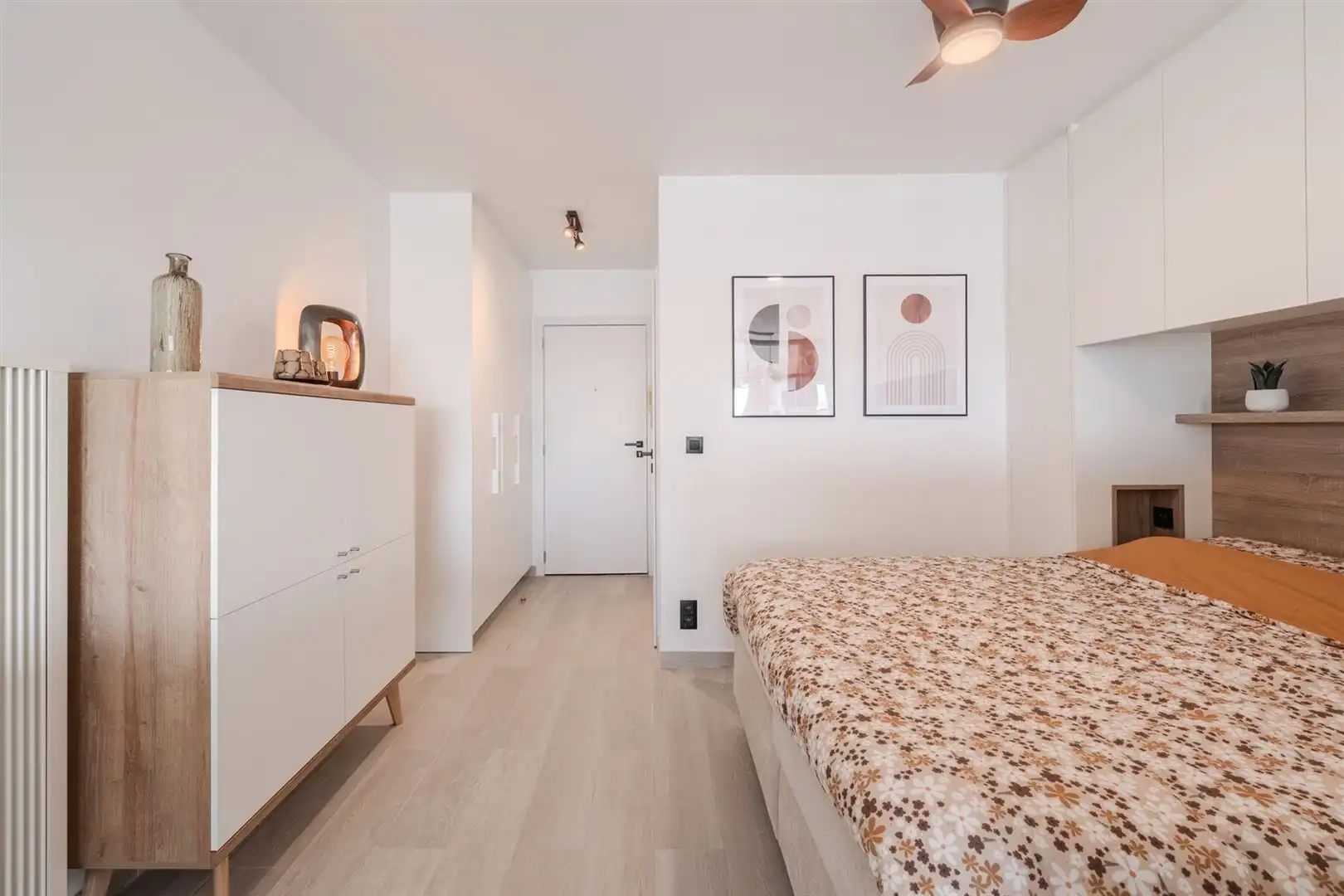Moderne studio met frontaal zeezicht foto 25