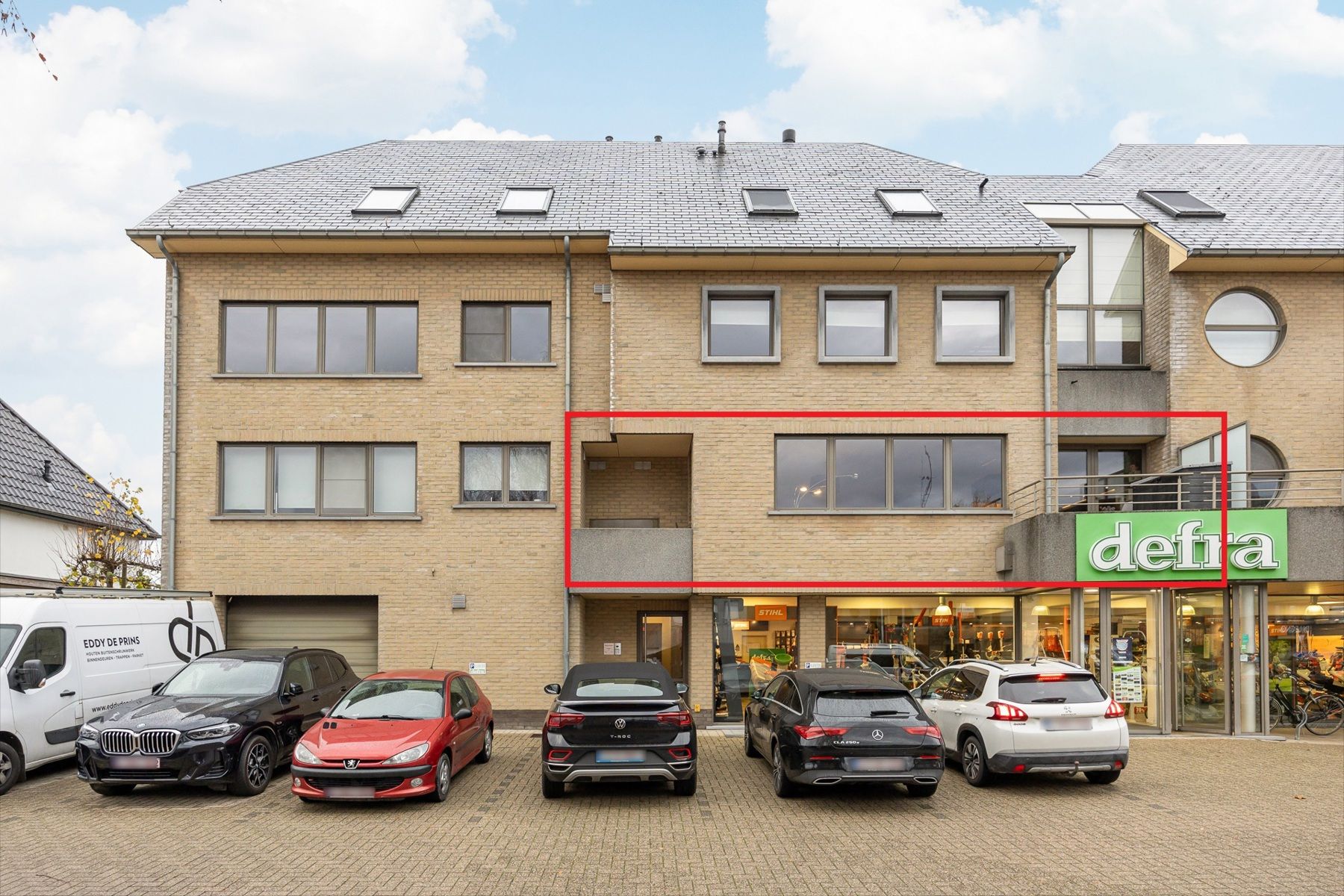 Gerenoveerd appartement op de 1ste verdieping met 3 slaapkamers in het centrum van Merksplas. foto {{pictureIndex}}