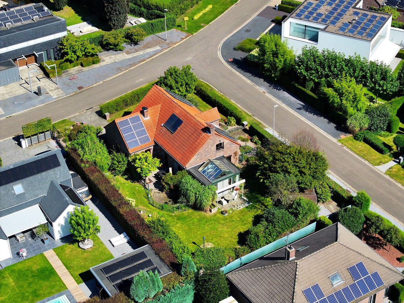 Ruim landelijk woonhuis met lichtrijke tuinkamer, inpandige garage en vier slaapkamers gelegen in het geliefde Neerharen foto 2