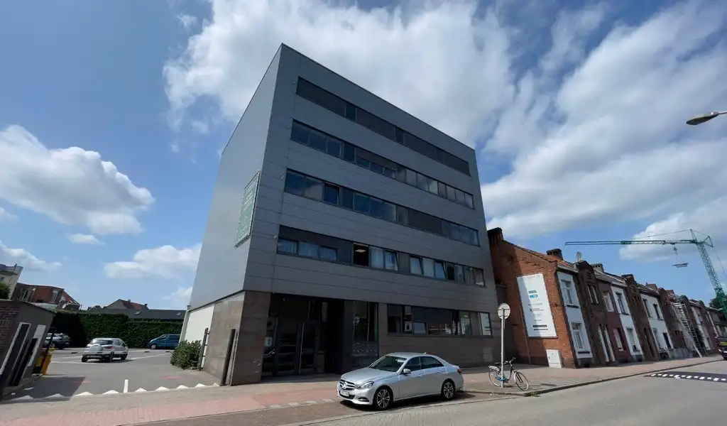 Instapklare kantoorruimte te huur in Merksem foto {{pictureIndex}}