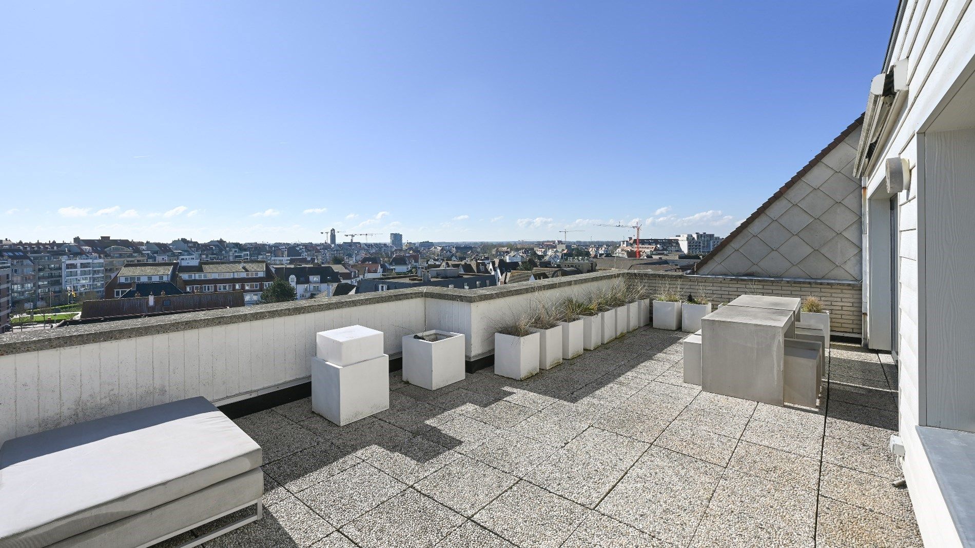 Ongemeubelde penthouse met groot zonneterras met panoramisch zicht over de villa's.  foto 19