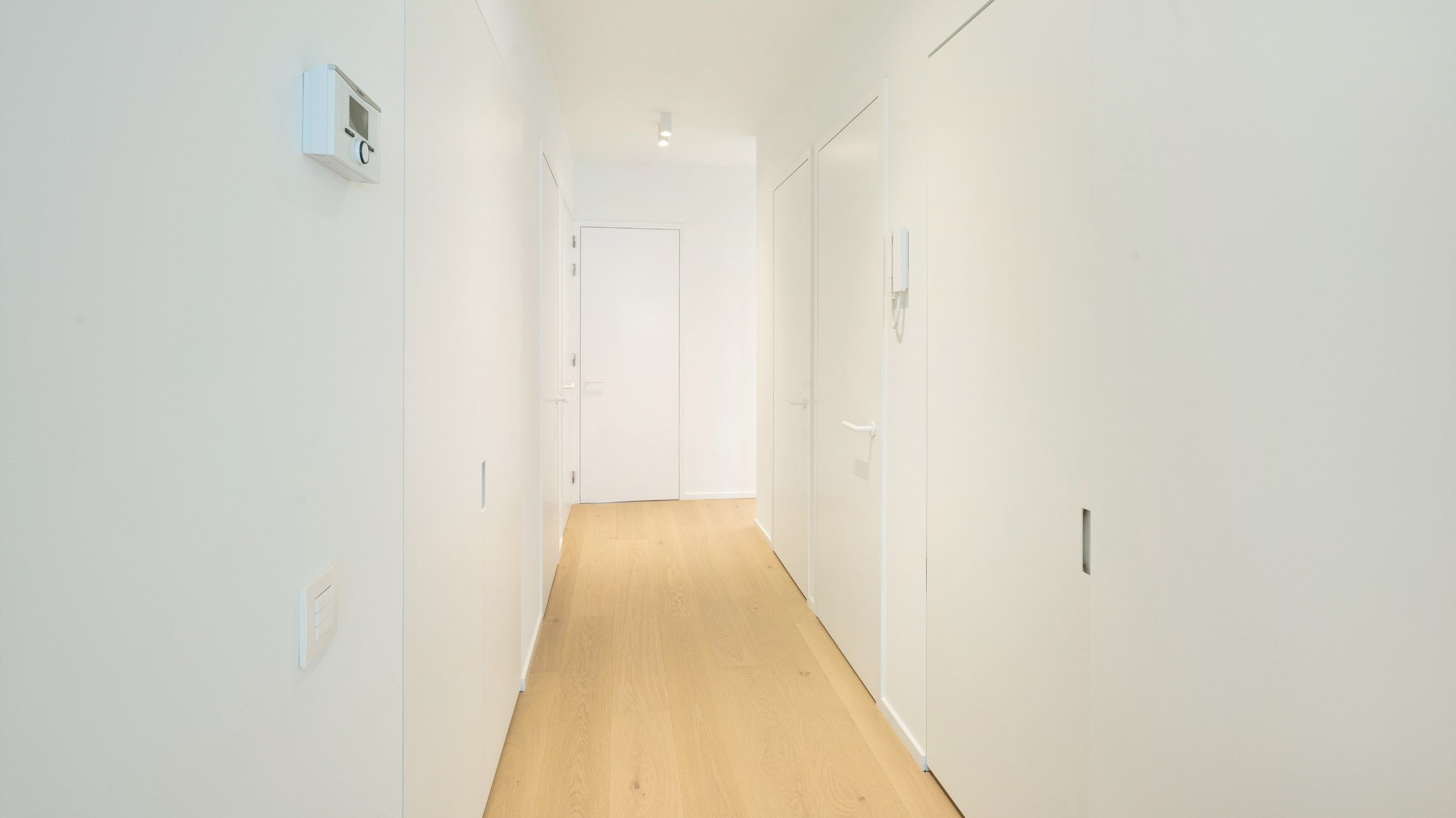 Centraal gelegen, volledig gerenoveerd appartement met drie slaapkamers. foto 10