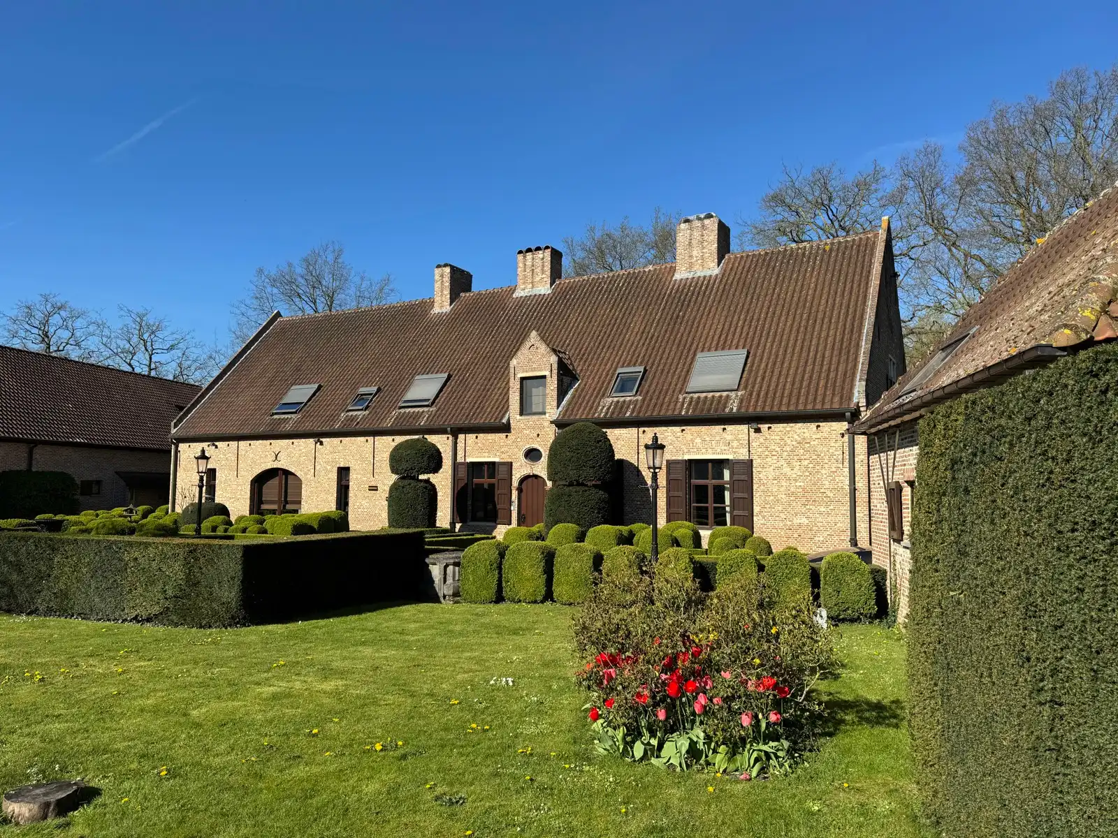 Unieke 4 slpkr villa in privatief domein in Edegem. foto {{pictureIndex}}