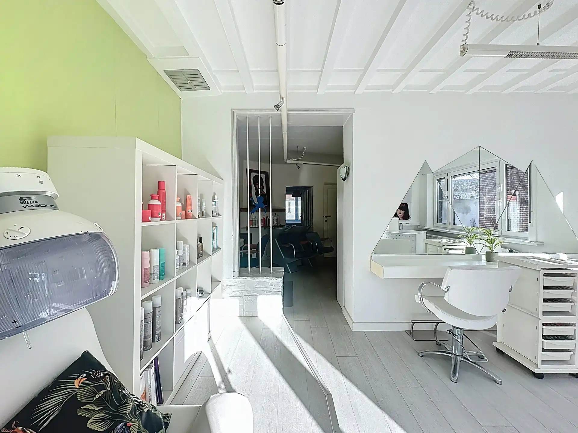 Renovatieproject met potentieel: driegevelwoning met atelier, tuin en parking in hartje Wezembeek-Oppem. foto 4