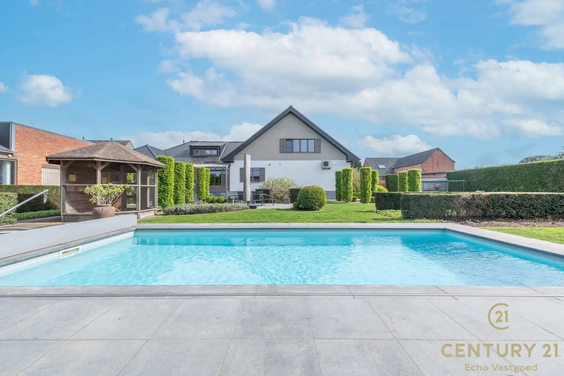 Unieke woning met magazijnen,  zwembad en conciergewoning foto 13
