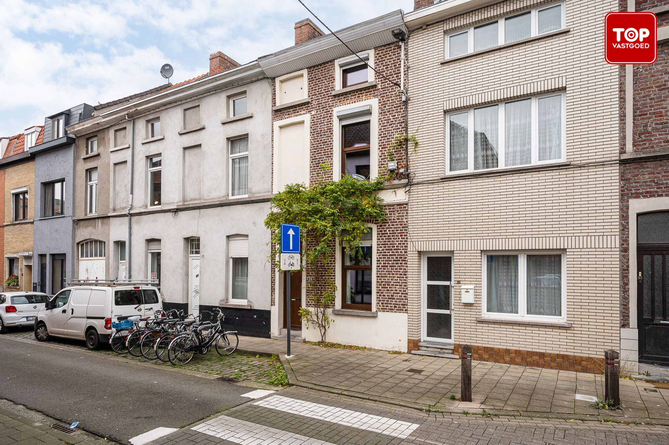 Instapklare woning met leuk stadstuintje op gunstige locatie foto {{pictureIndex}}