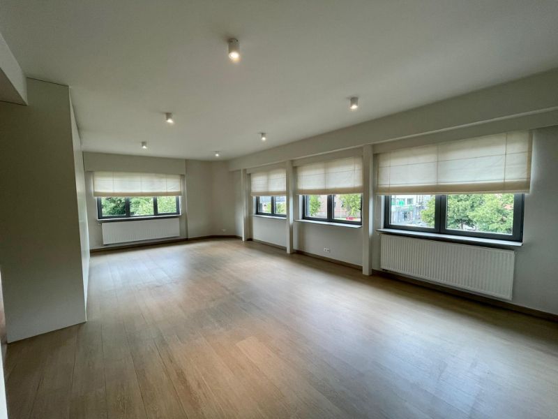 Luxueus, ruim appartement met 2 slaapkamers op toplocatie in het centrum van Brasschaat! foto 8