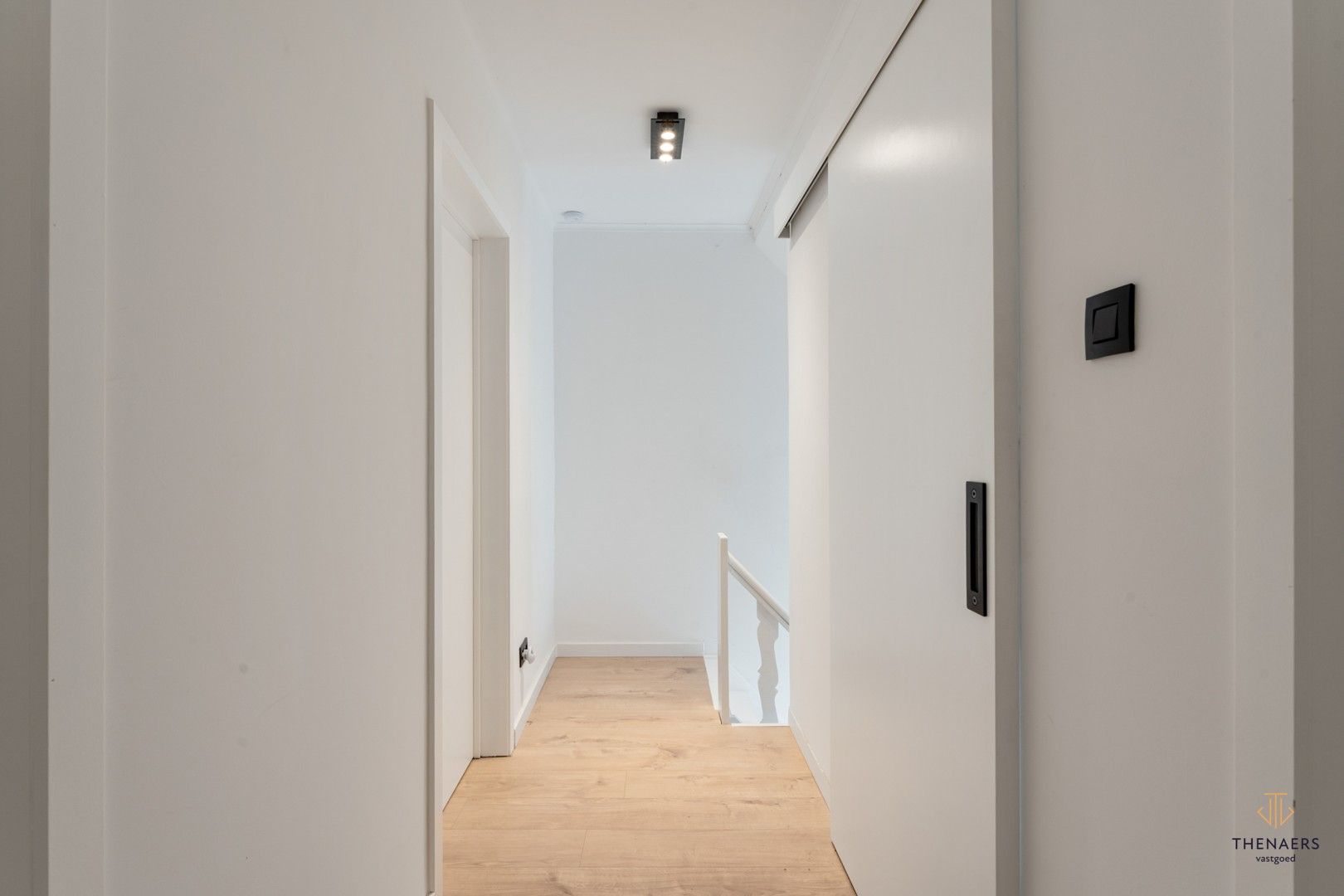 INSTAPKLARE WONING MET 3 SLAAPKAMERS, TUIN EN CARPORT. foto 17