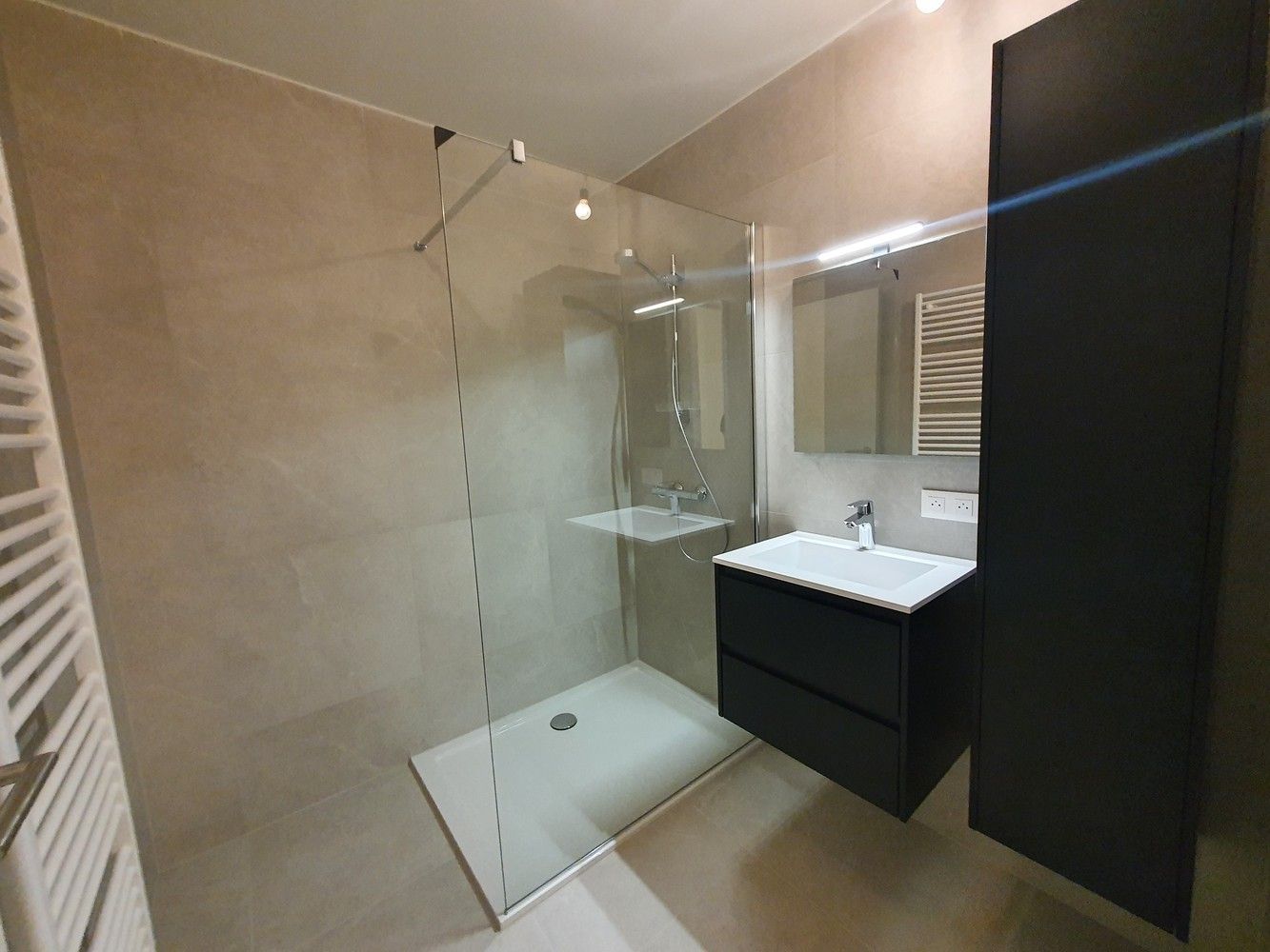 Luxueus nieuwbouwapp met 2 ruime slks en 2 prachtige terrassen (waarvan één met tuin), staanplaats en berging. foto 9