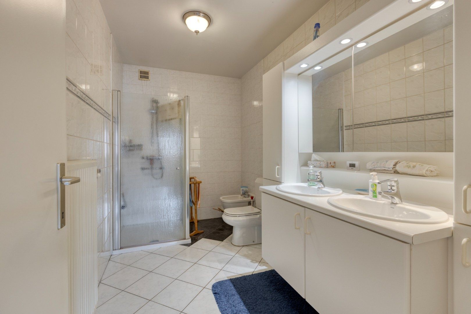 Goed onderhouden en gunstig gelegen app met 2 slpks. foto 16