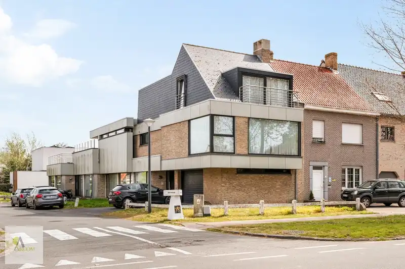 Praktijkruimte  + zeer grote private woning foto 7