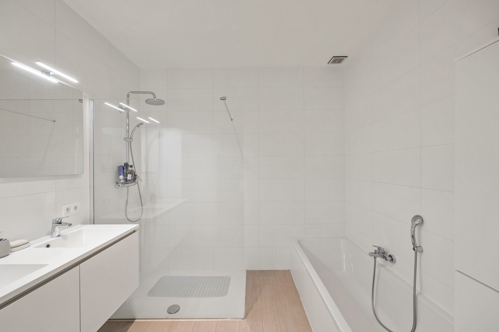 Prachtig appartement van 140m2 met ruim terras, grote kelder én garagebox. foto 10