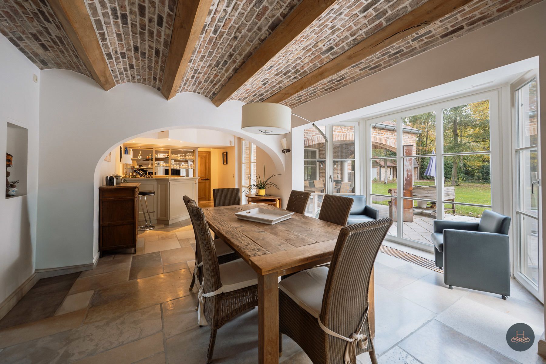 Riant landhuis met zwembad op ruim perceel in rustige wijk foto 9