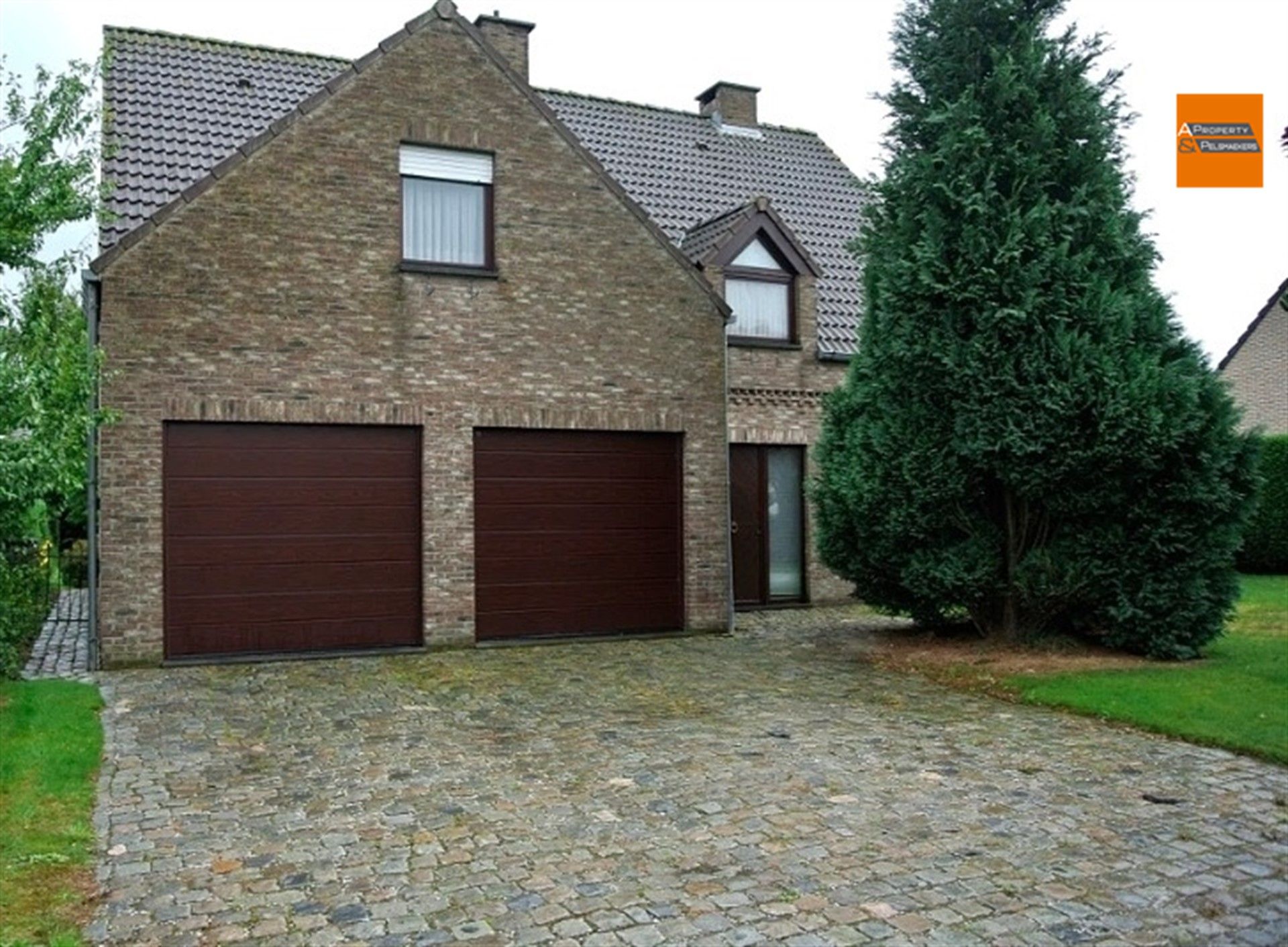 Ruime villa  met 5 slpk, garage en grote tuin foto 24