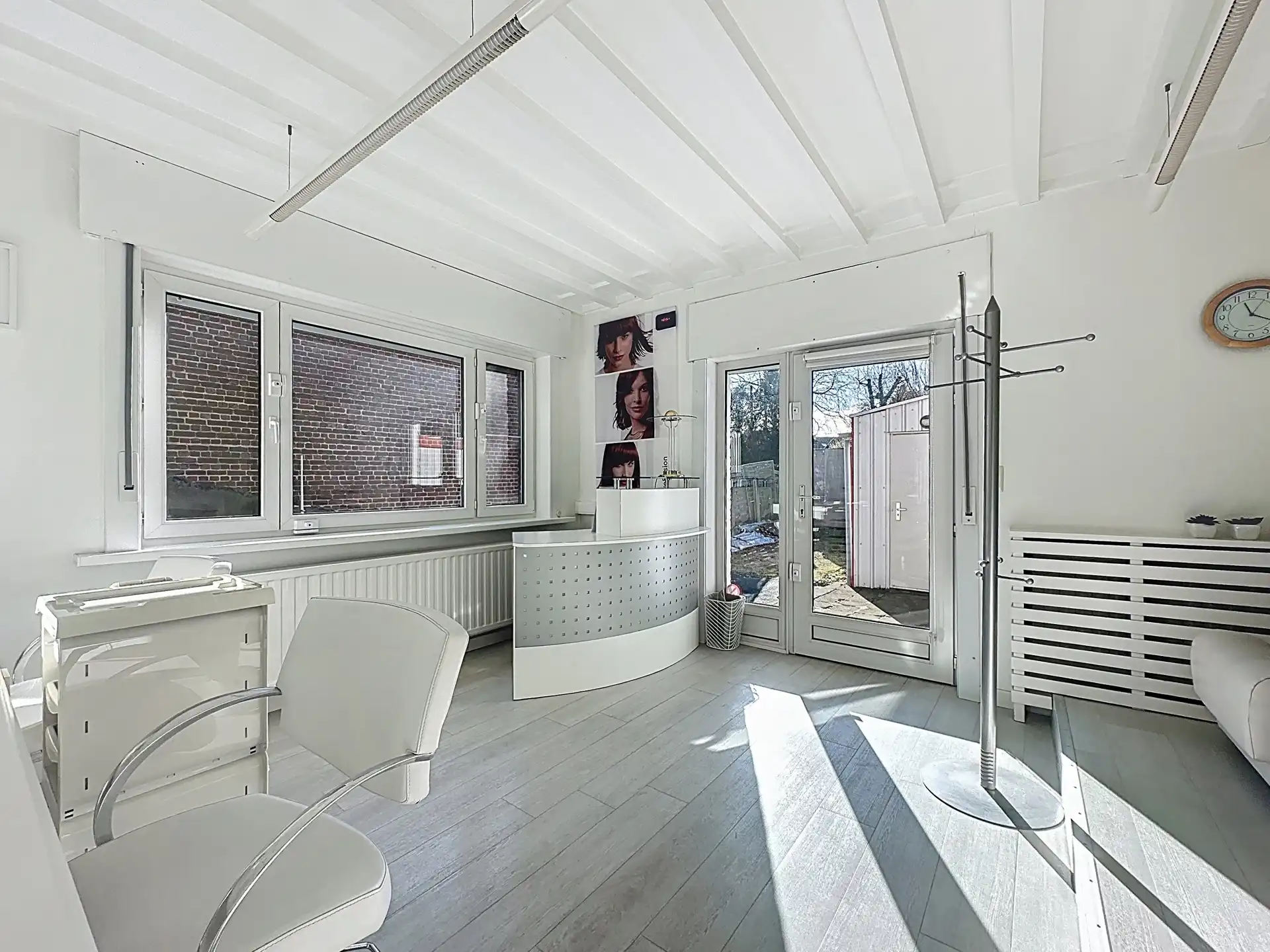 Renovatieproject met potentieel: driegevelwoning met atelier, tuin en parking in hartje Wezembeek-Oppem. foto 2