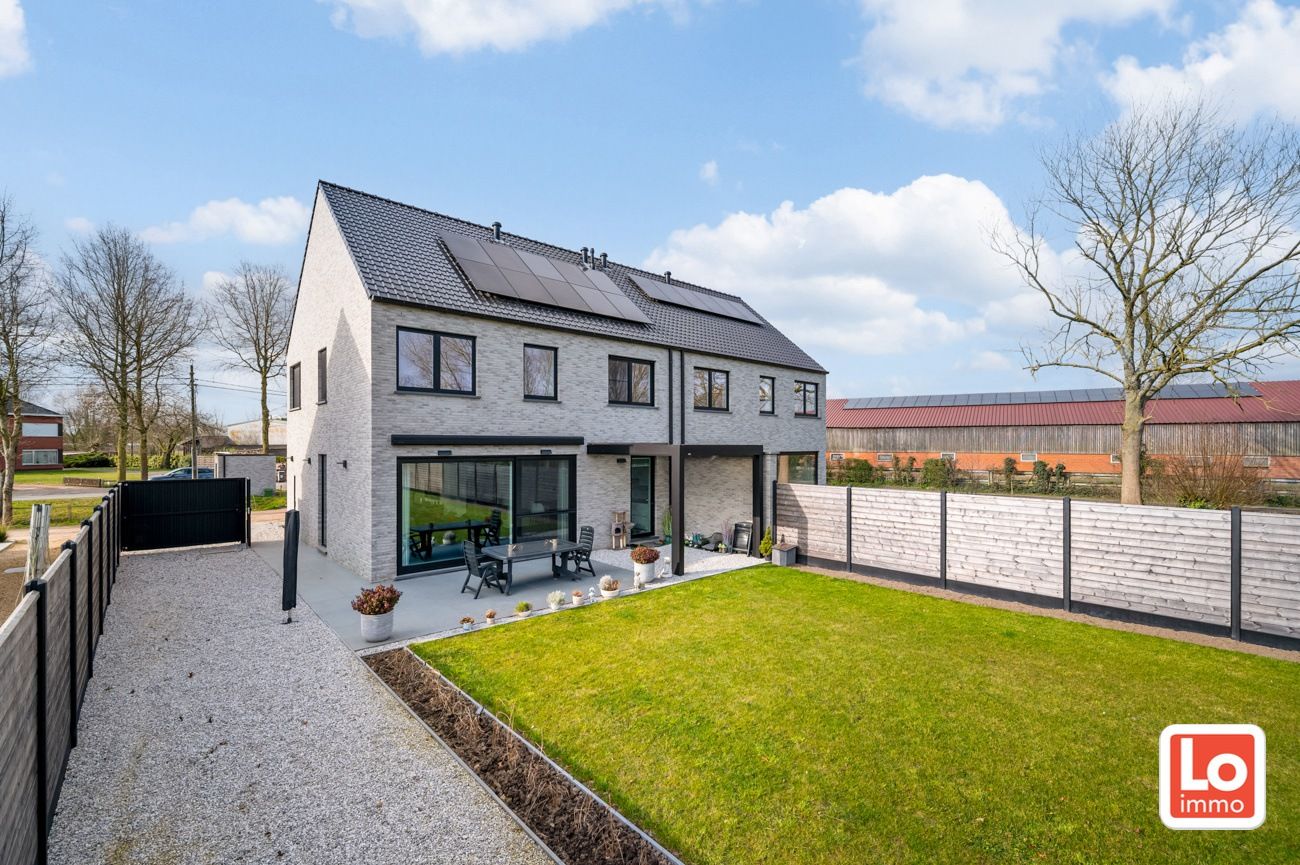 VERKOCHT! Instapklare halfopen nieuwbouw woning met inpandige garage en open zicht op een landelijke locatie in Beervelde! foto 2