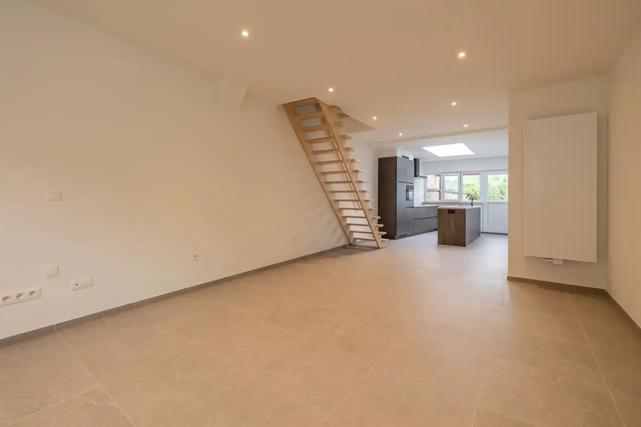Vernieuwde rijwoning met drie slaapkamers en mooie tuin foto 4
