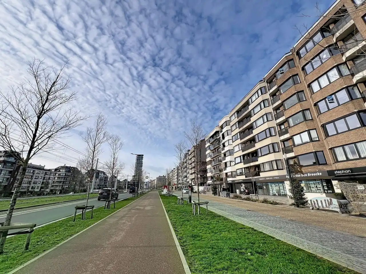 Verzorgd en uitstekend gelegen 2-slaapkamerappartement op de Graaf d’Ursellaan foto 3