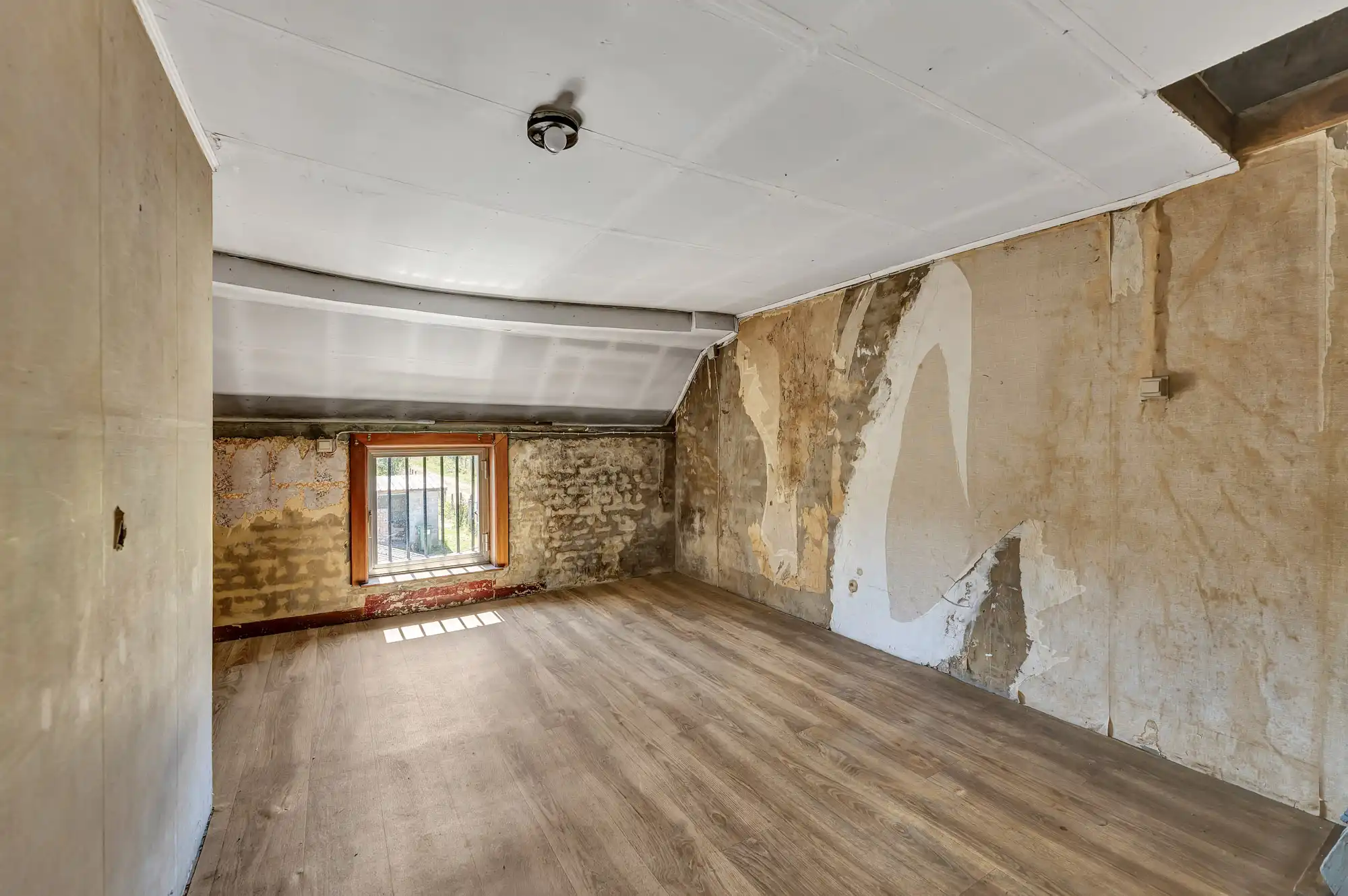 Te renoveren woning met veel potentieel en prachtige tuin foto 10