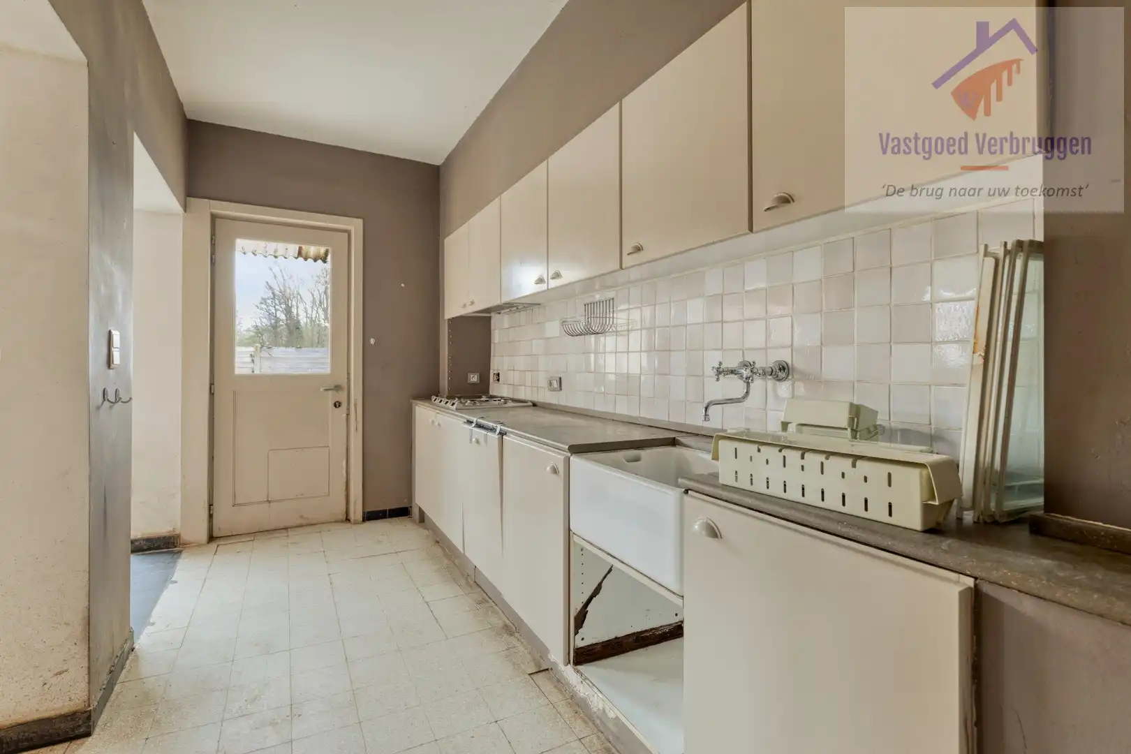 Te renoveren halfopen bebouwing met garage foto 9