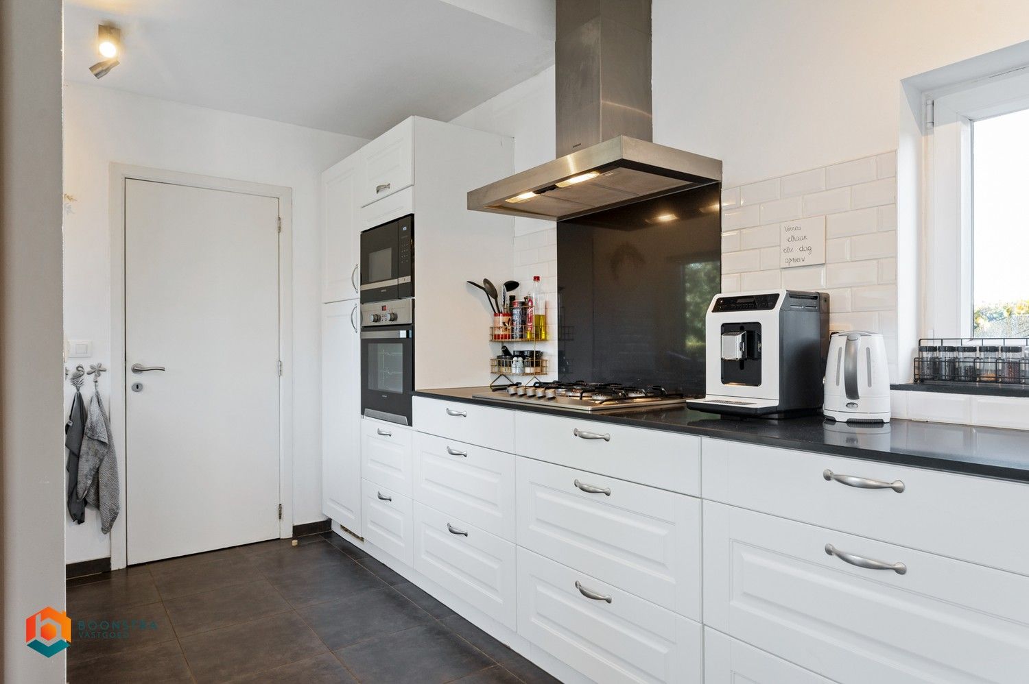 Instapklare woning met 2 slpkrs, tuin, garage en carport te Emblem foto 7