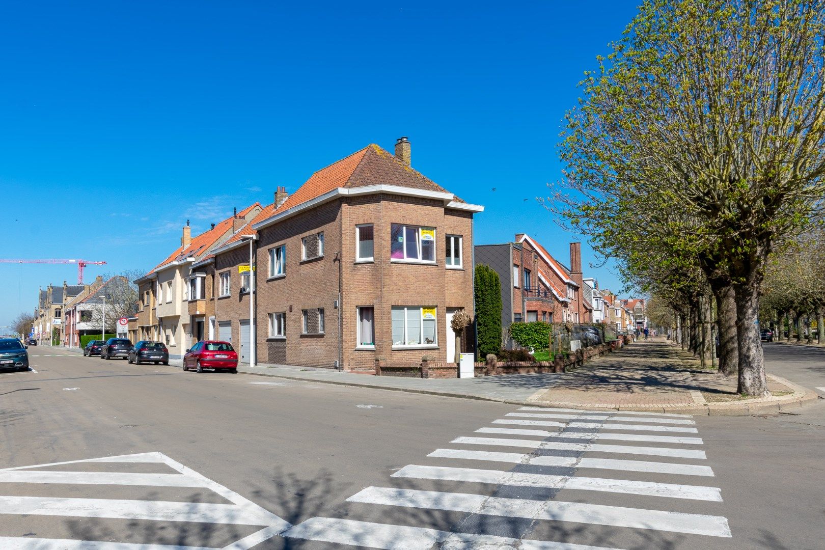 Gebouw bestaande uit 2 verhuurde appartementen met aparte ingang en 2 garages op mooie locatie te Nieuwpoort-Stad is de idéale investering.  foto 1