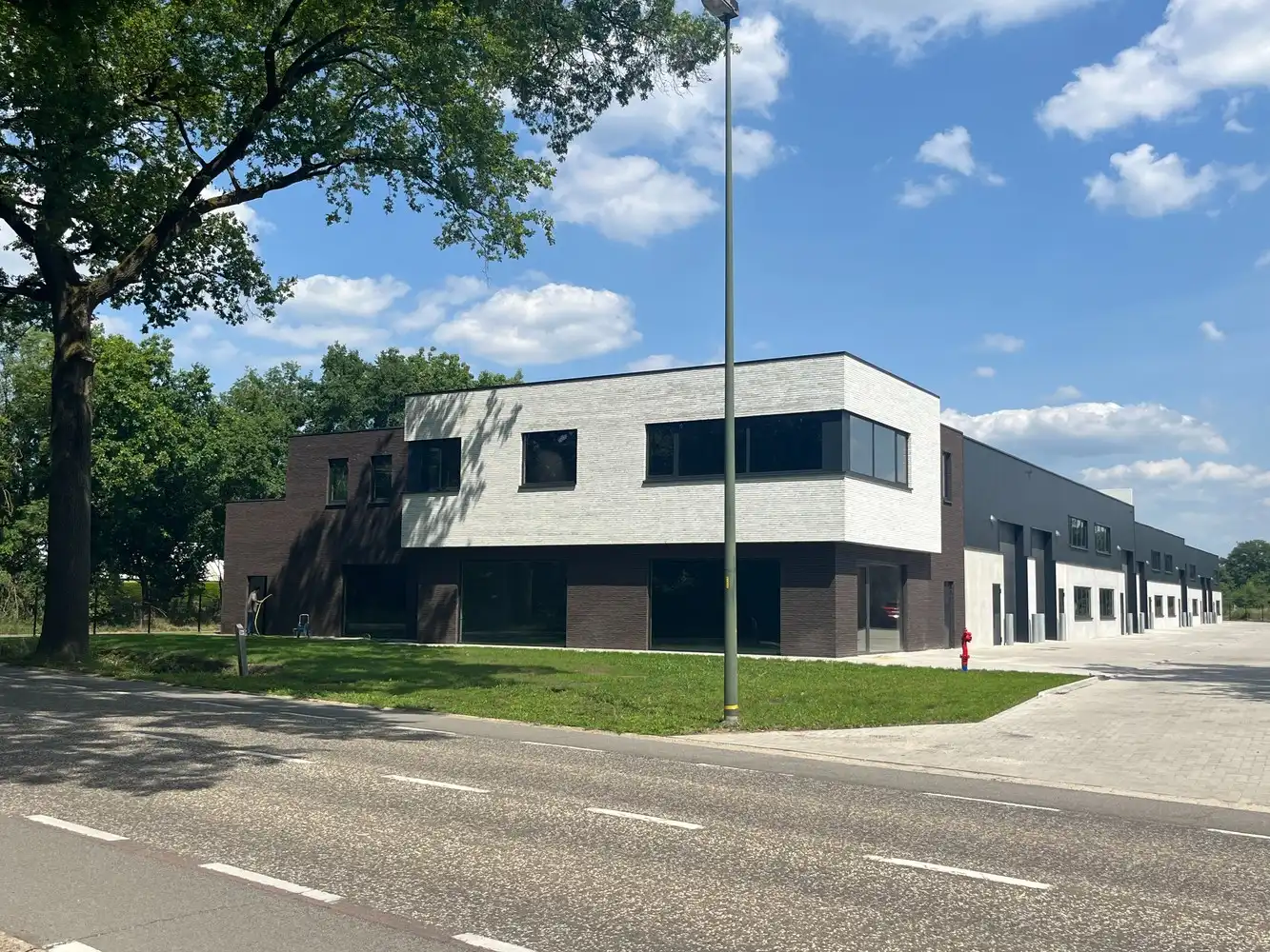 Showroom met kantoren en opslag foto {{pictureIndex}}