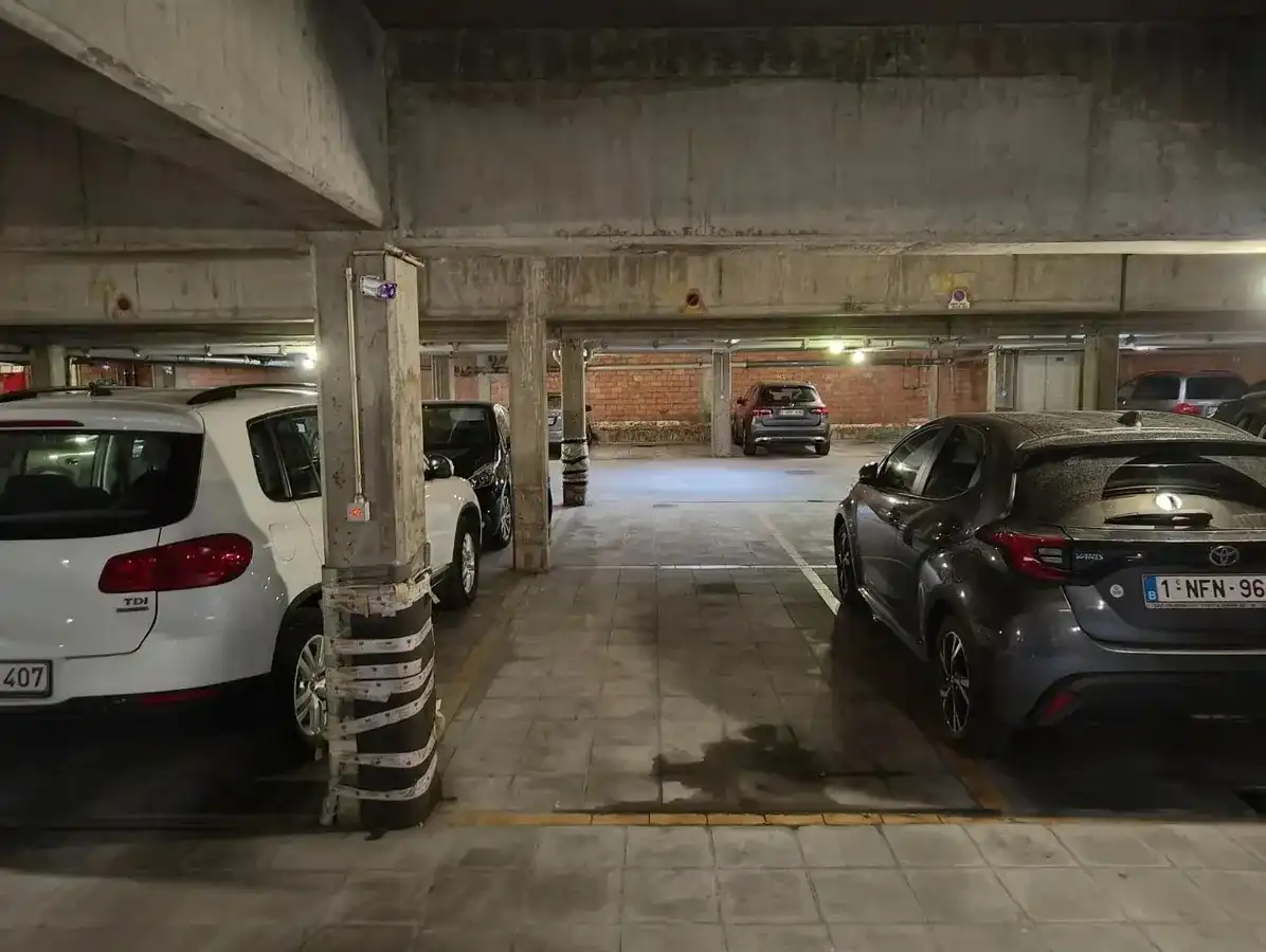 Goed gelegen overdekte autostaanplaats. foto 2