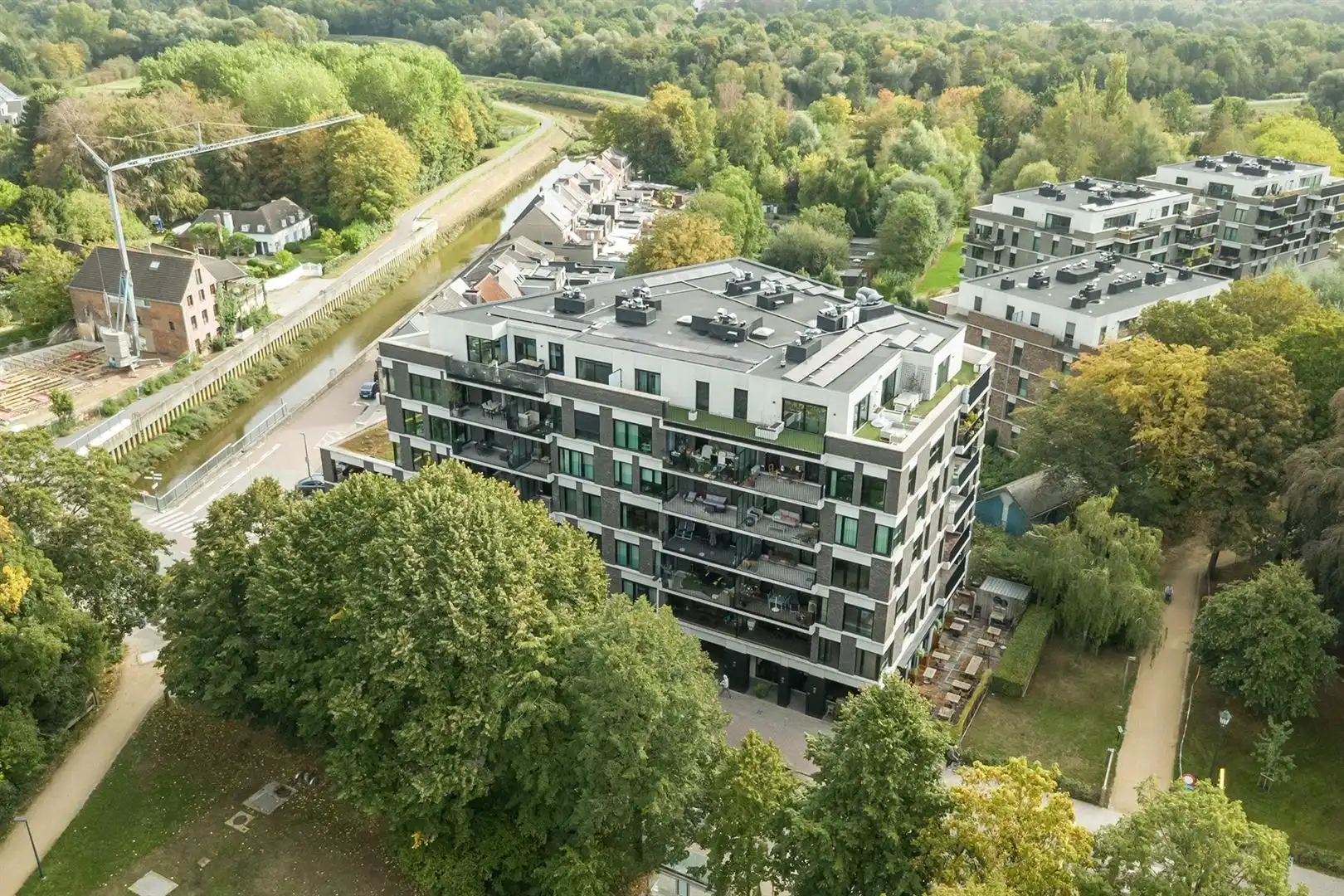 Lichtrijk appartement met groenzicht, parking en groot terras foto 2