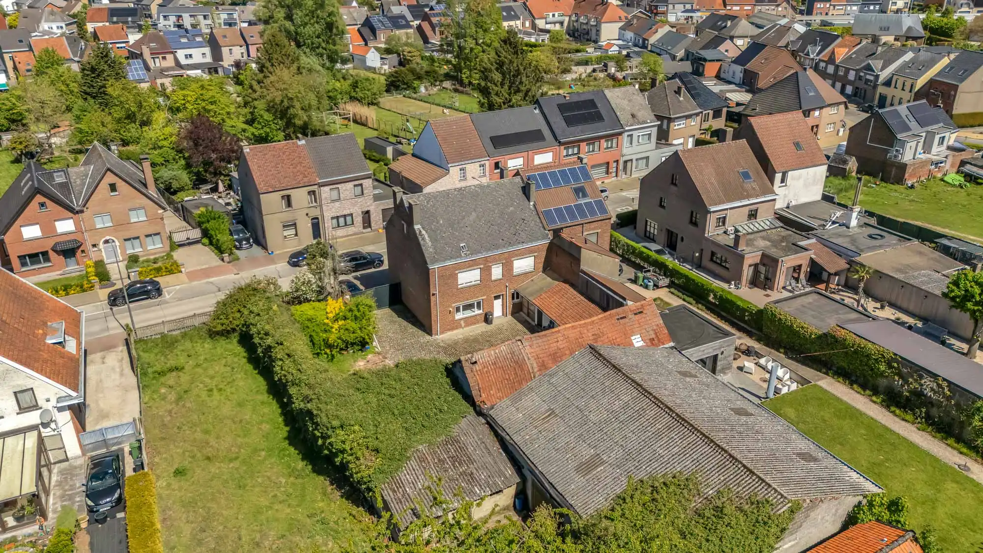 Ruime te renoveren woning met loods en bouwgrond foto 3