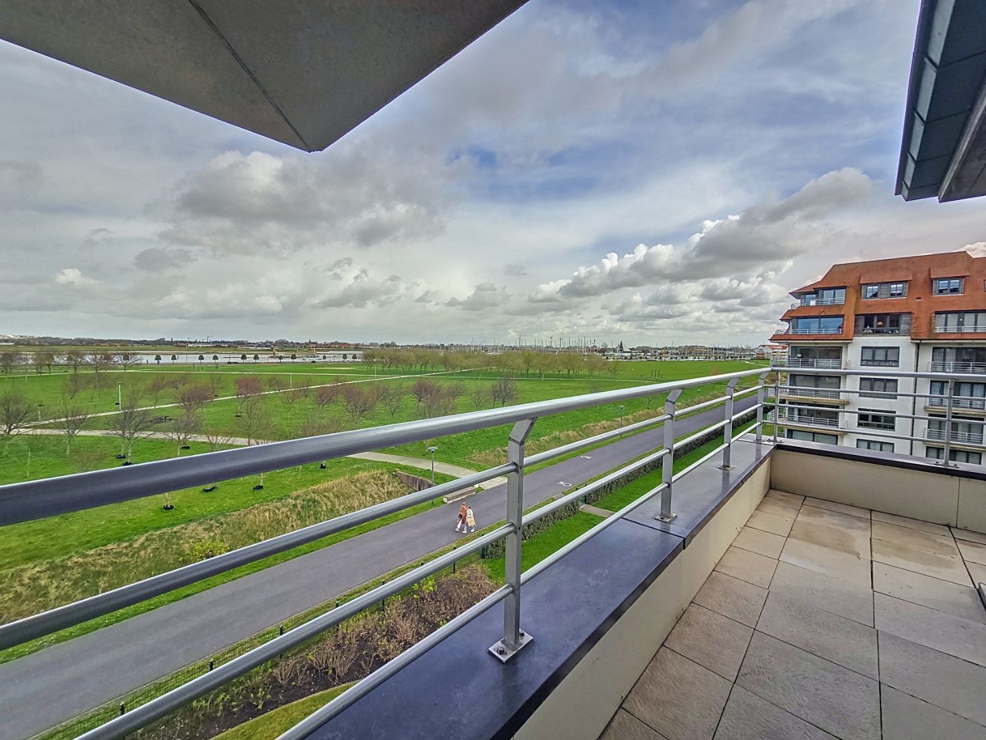 Gerenoveerd hoekappartement met zicht op de jachthaven foto 4