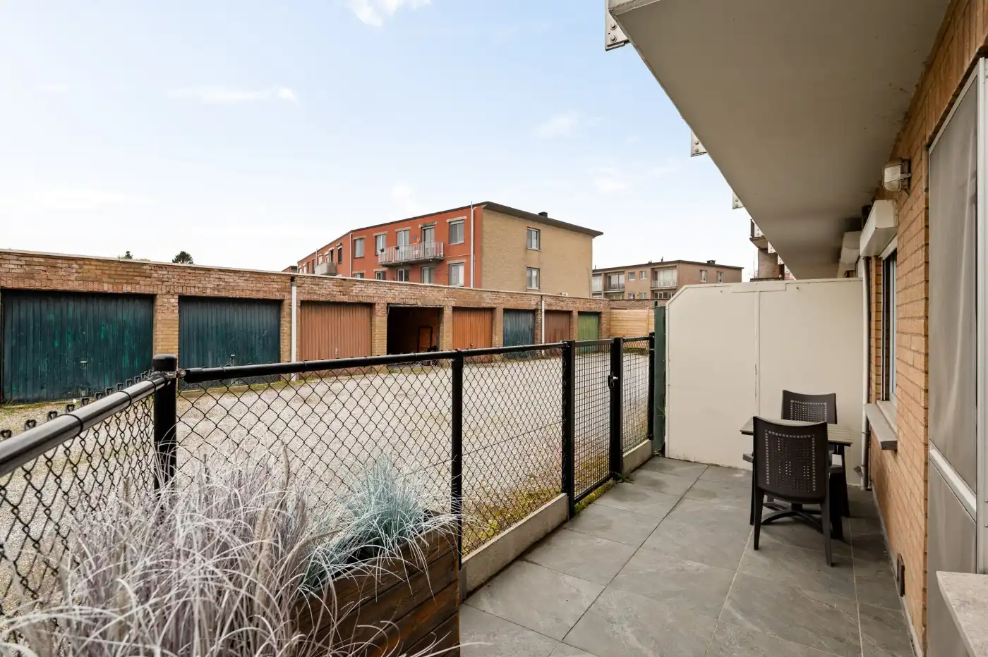 Keurig gelijkvloers appt. met 2 slpk., terras, voortuintje en garagebox foto 19