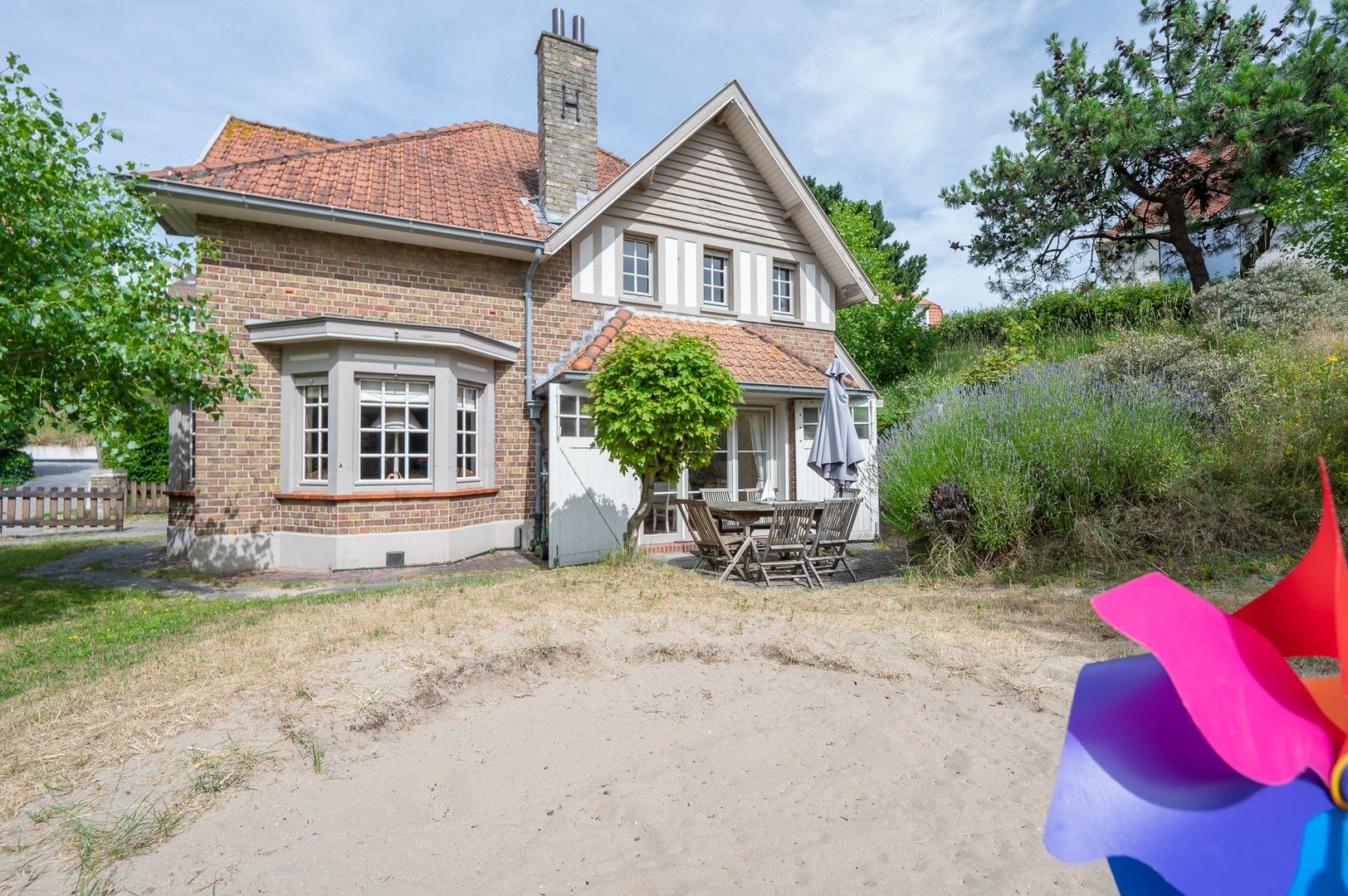 Uiterst charmante villa, rustig gelegen in een verscholen paadje in het Zoute op wandelafstand van de zee. foto 7