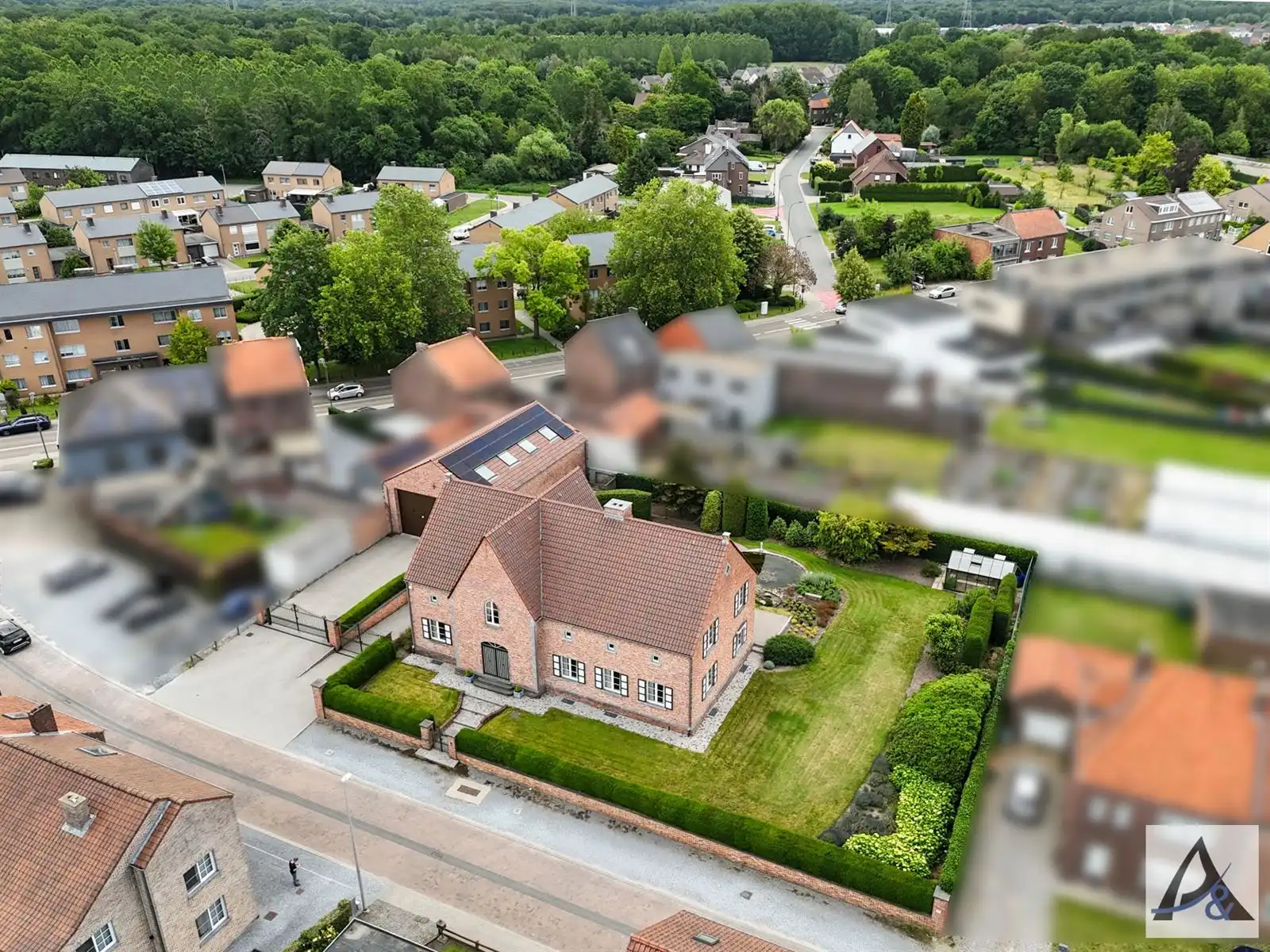 Exclusieve villa met ruime loods in hartje Munsterbilzen foto 3