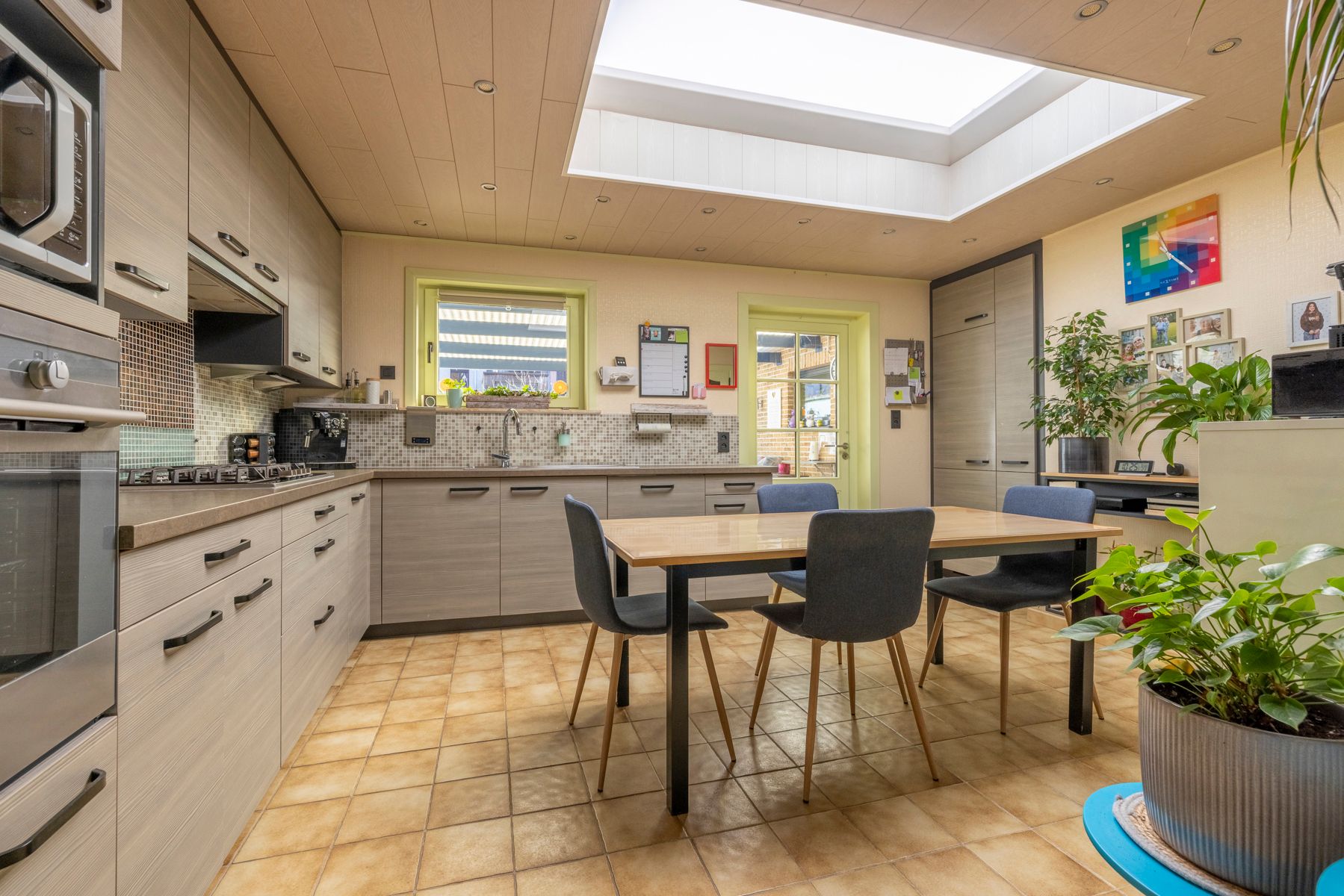 Ruime woning met 5 slpk, garage en zongerichte tuin te koop! foto 10