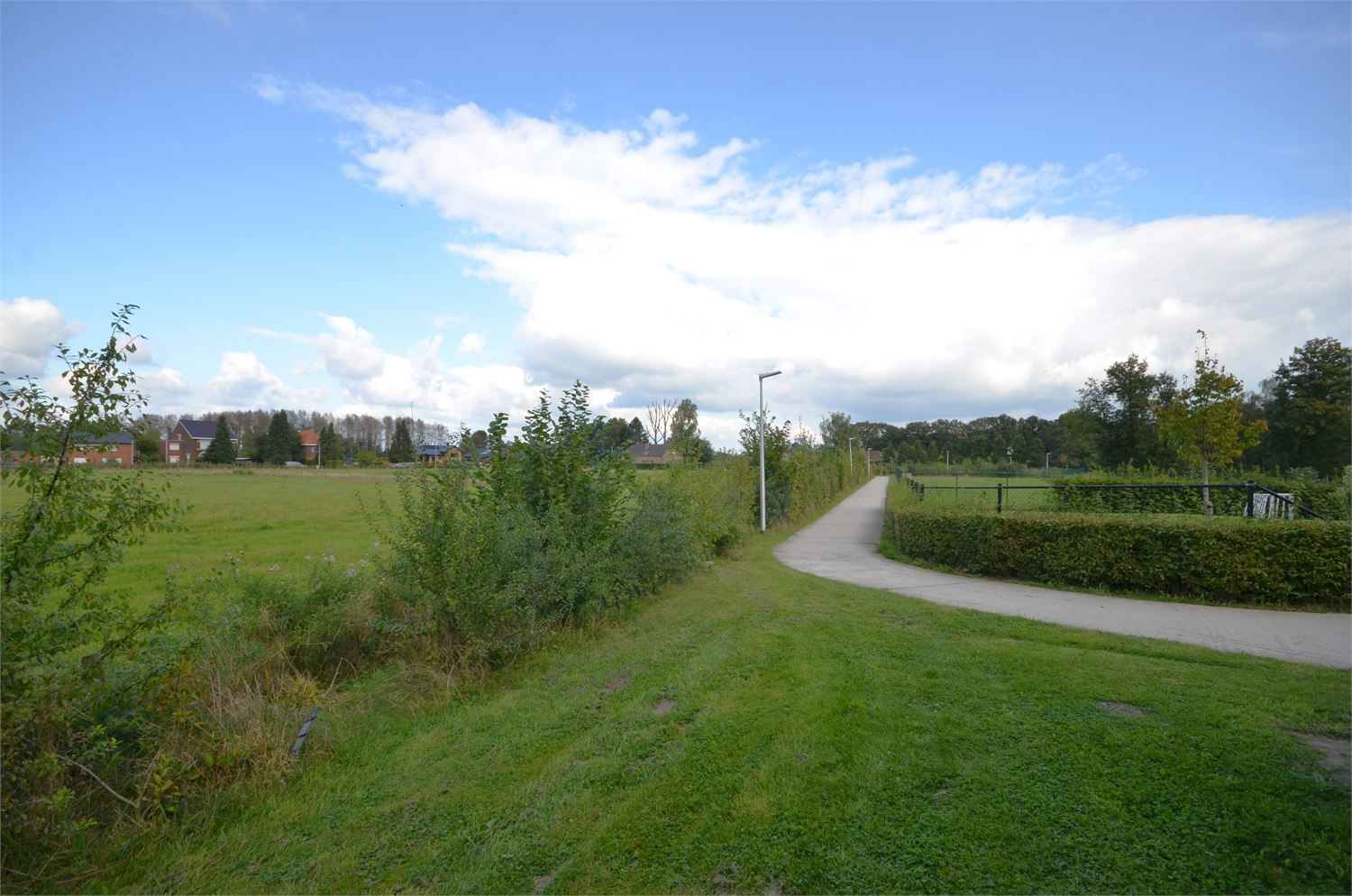 IDEALIS VASTGOED – ZEER RUIM NIEUWBOUWAPPARTEMENT, MET PRACHTIG GROEN VERGEZICHT, VOORZIEN VAN RIANTE WOONRUIMTES, 2 RUIME SLAAPKAMERS, VOLLEDIG INGERICHTE KEUKEN  VOORZIEN VAN ALLE APPARATUUR MET AANSLUITENDE BERGING, LUXE BADKAMER, ZEER RUIME KELDERBERGING EN EEN ONDERGRONDSE AUTOSTANDPLAATS. foto 4